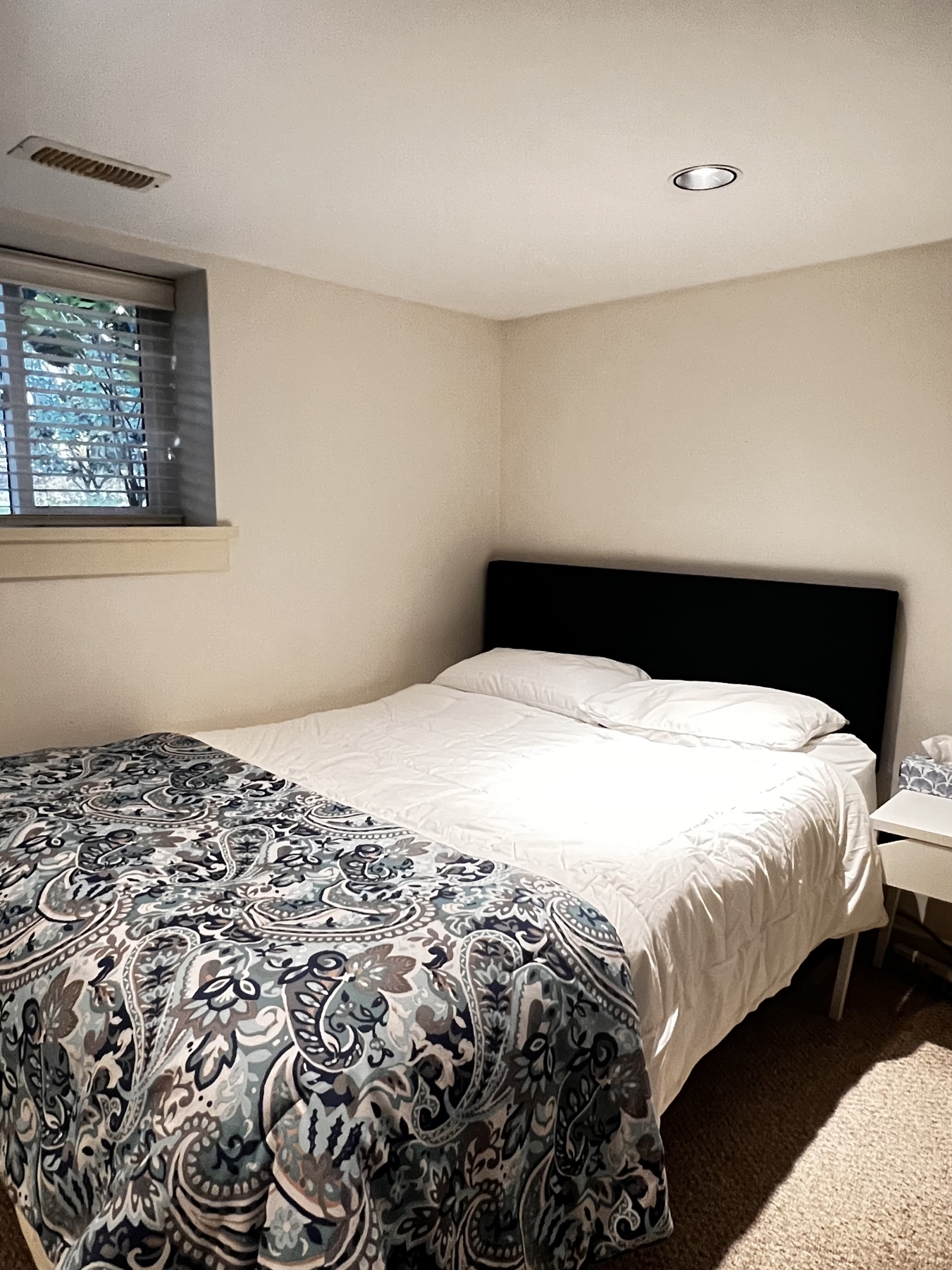 Schlafzimmer mit Queen-Bett und Kleiderschrank