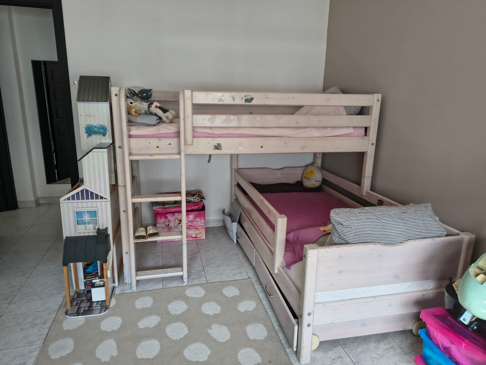 Quarto infantil, 2 camas, 2 secretárias, jogos e casa de bonecas.