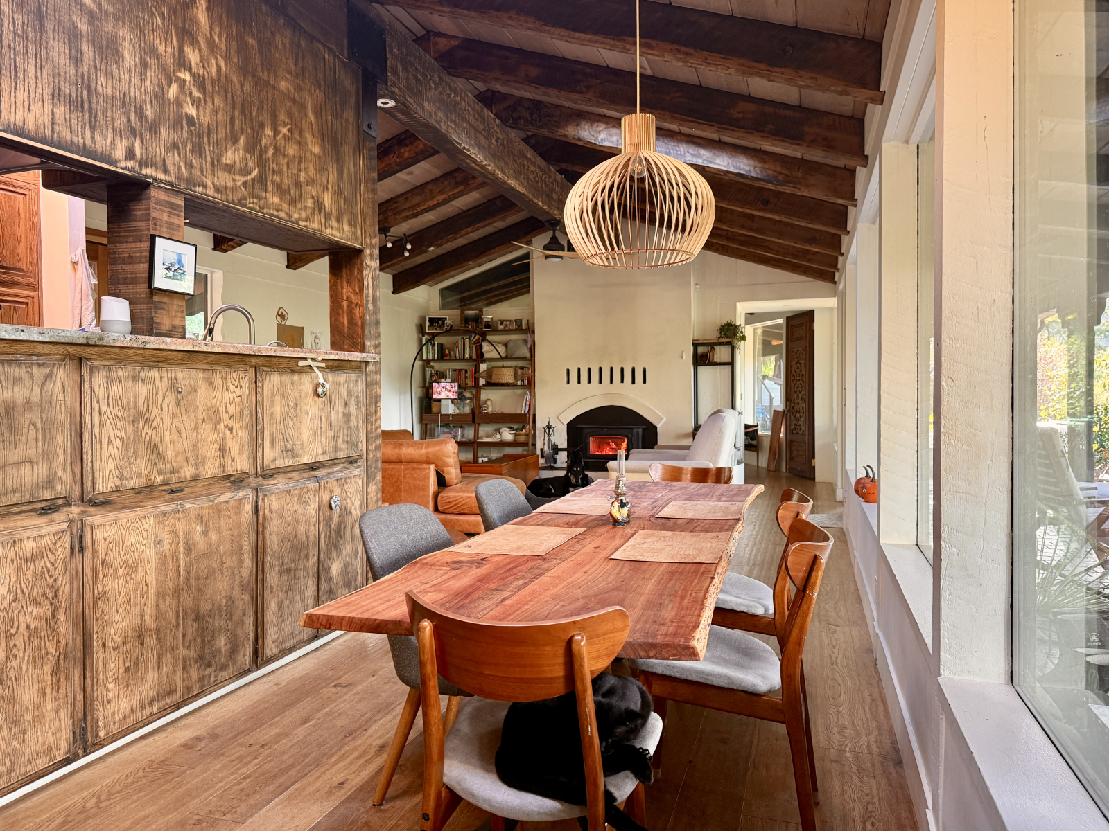 Il nostro tavolo da pranzo è stato fatto a mano da Scott da un albero caduto nella nostra proprietà! Può ospitare fino a 10 persone.