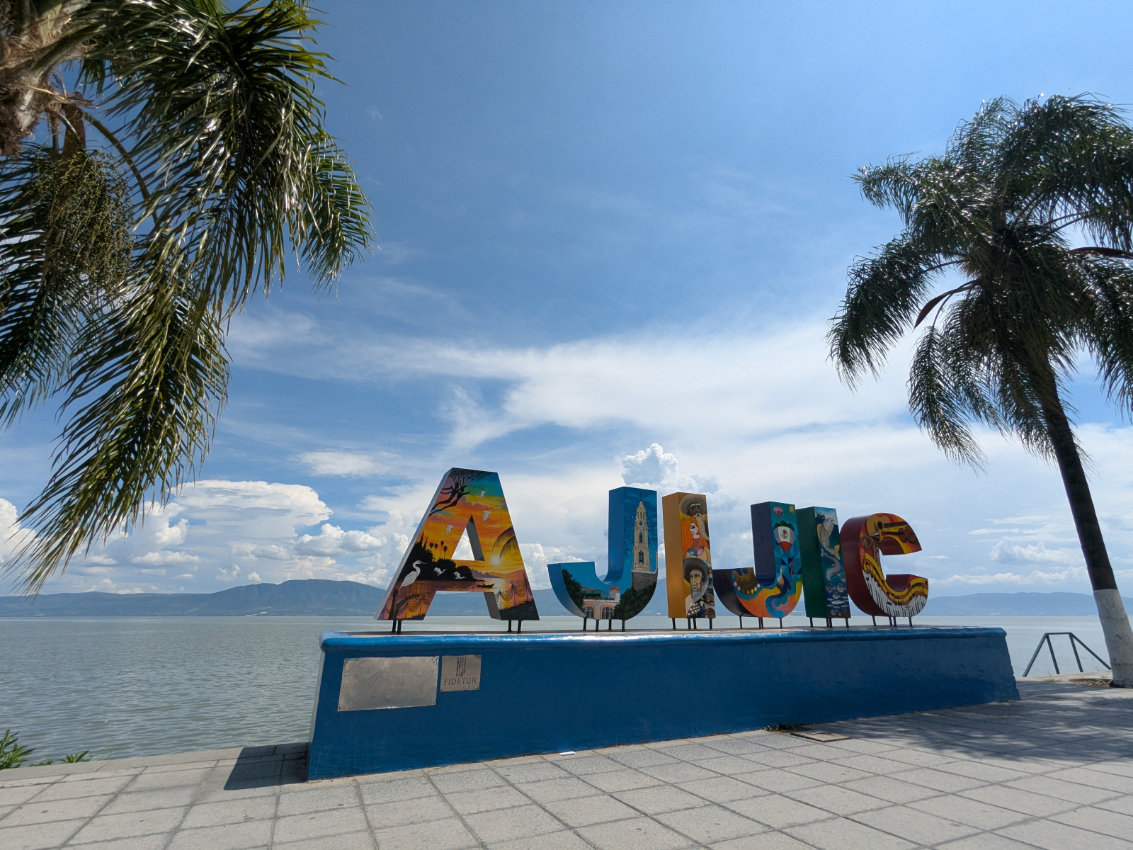 Fotos de vistas, murais e comida do nosso centro.. A apenas uma milha de distância com pedestre / ci ...