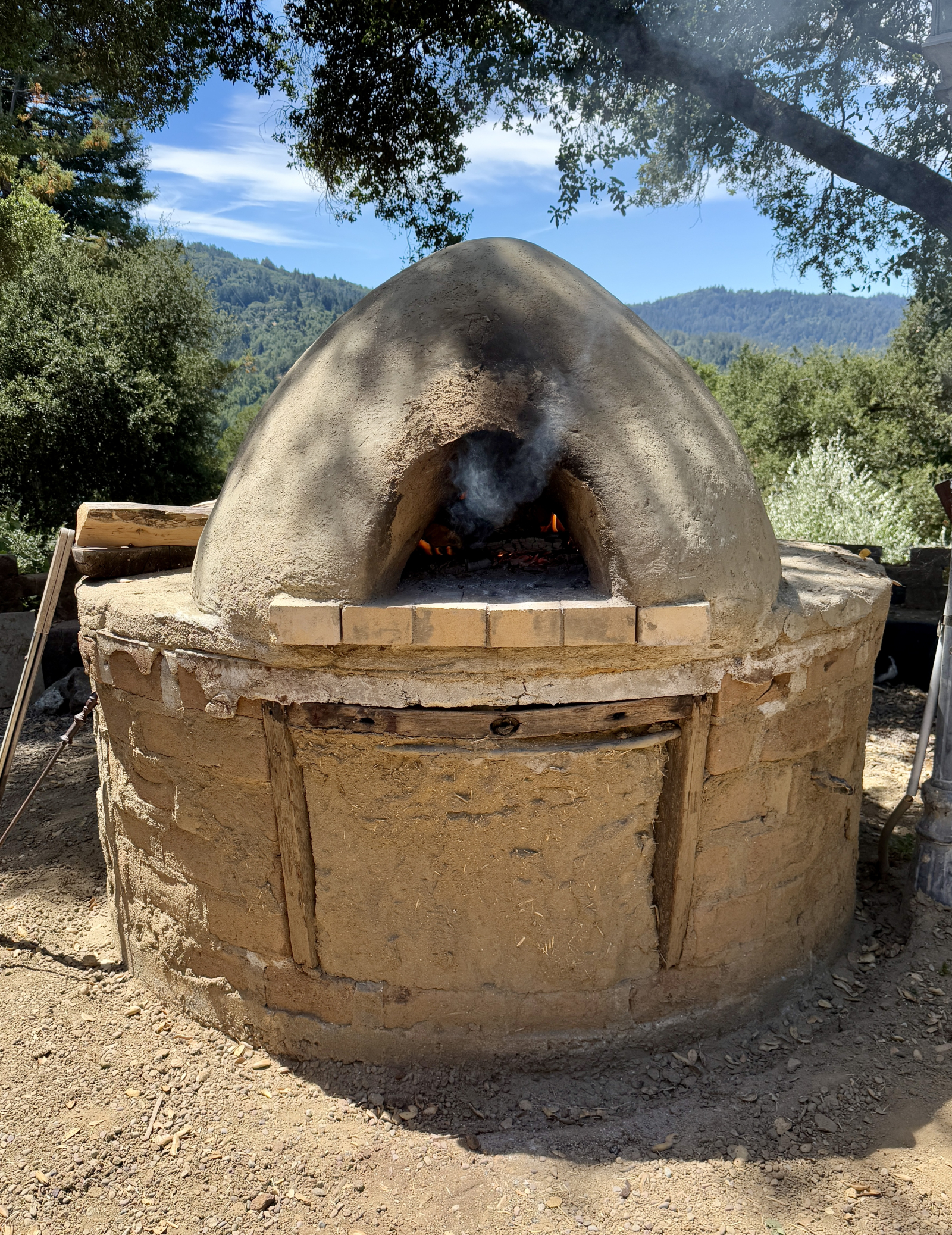 Onze kolfoven maakt de allerbeste pizza's! Het vergt wat neiging om warmte op te bouwen, maar we zij ...