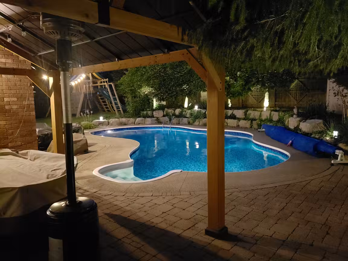 Retiro familiar en la región vinícola del Niágara | Piscina, parque infantil y enorme jardín trasero