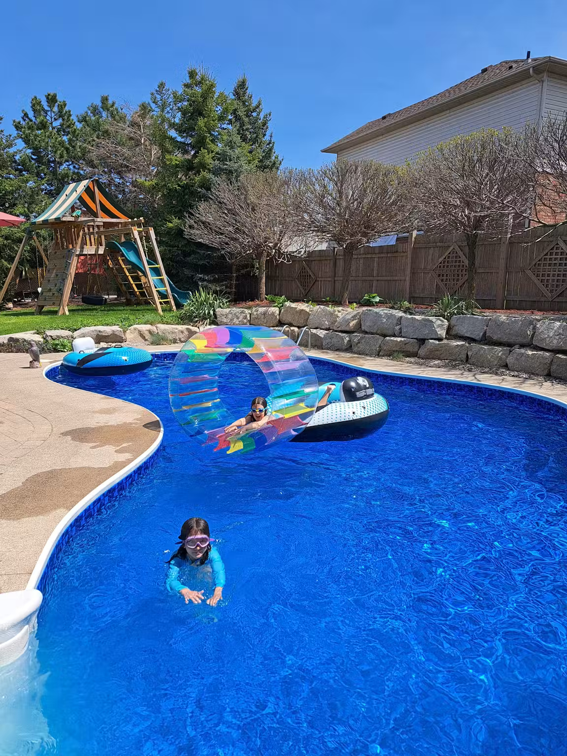 Retiro familiar en la región vinícola del Niágara | Piscina, parque infantil y enorme jardín trasero