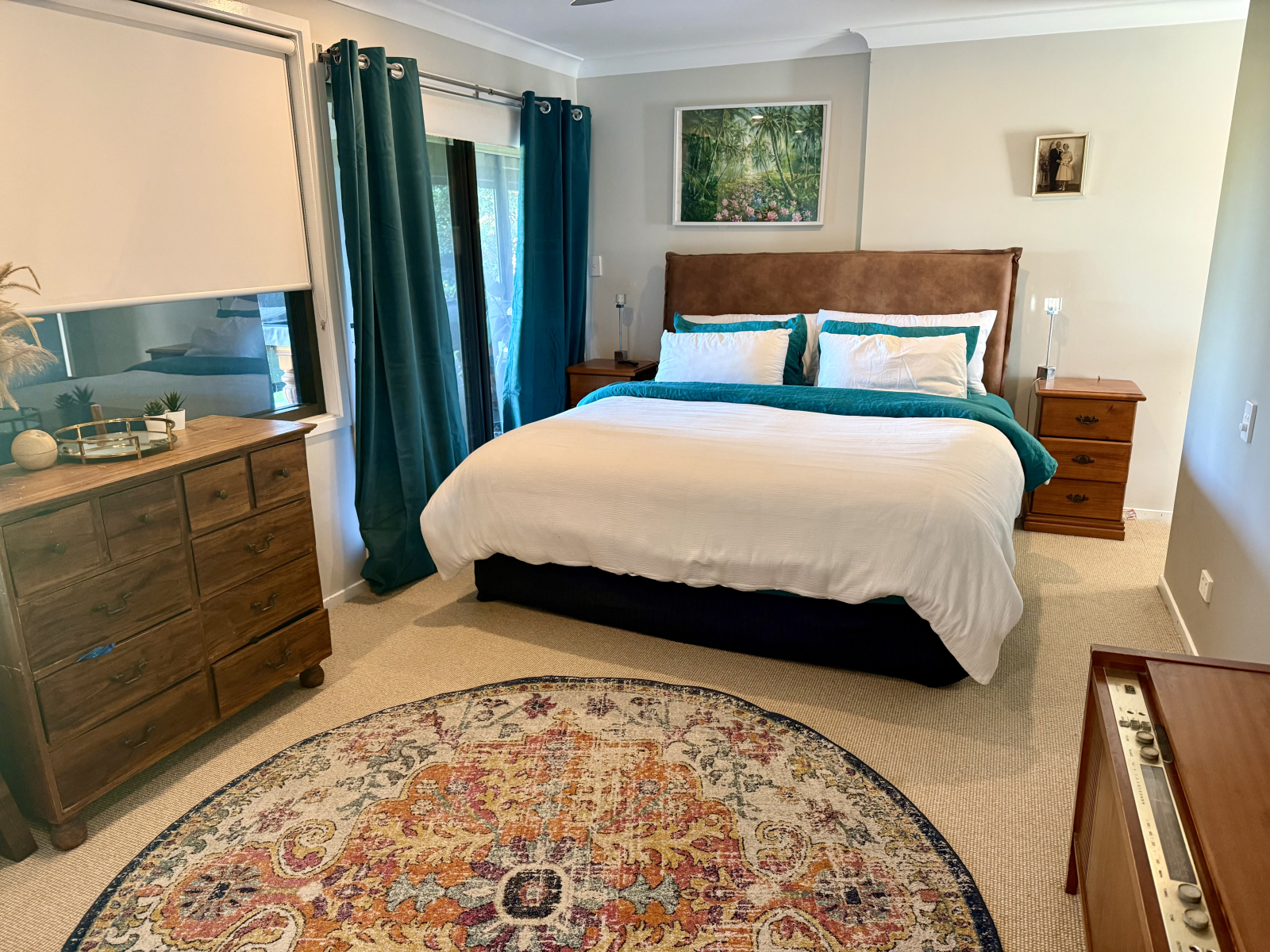 Dormitorio: cama king size, baño privado, TV grande, aire acondicionado.