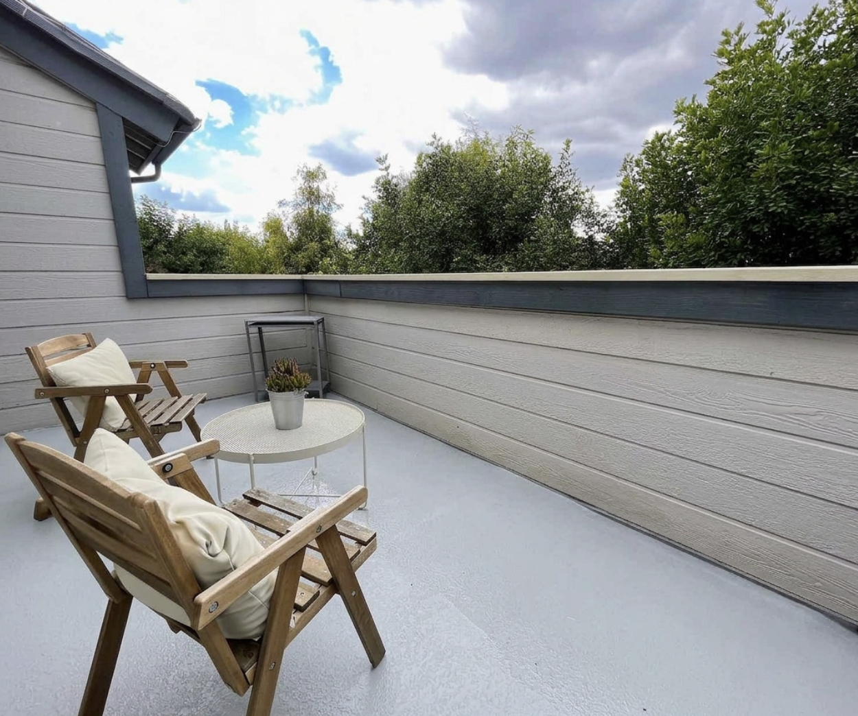 Gated 2bed/2ba Condo, Easy Access to Fwy & Metro Train