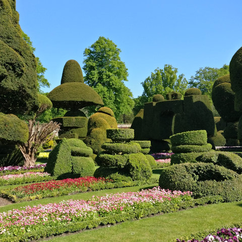 Levens Hall (Casa Histórica), a apenas 10 minutos de carro, tem o jardim de topiaria mais antigo do ...