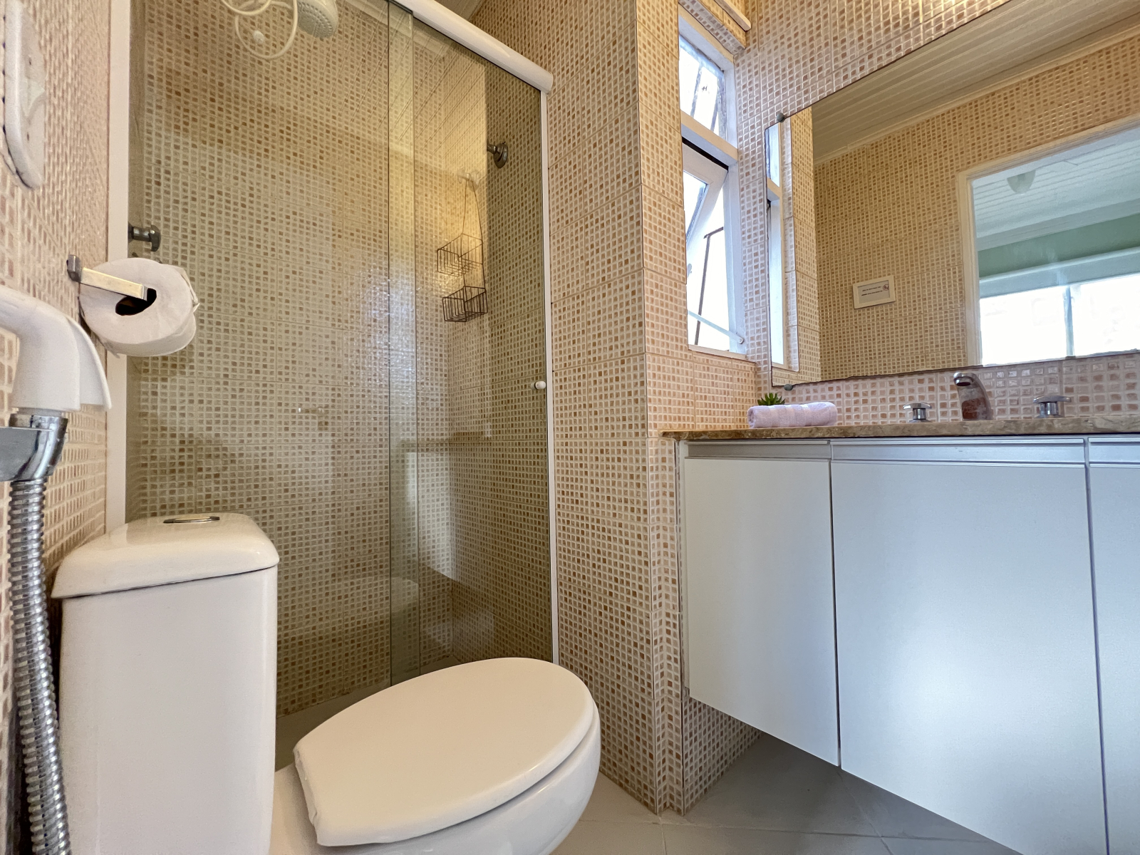 Banheiro no andar de cima + chuveiro (dentro do quarto #2)