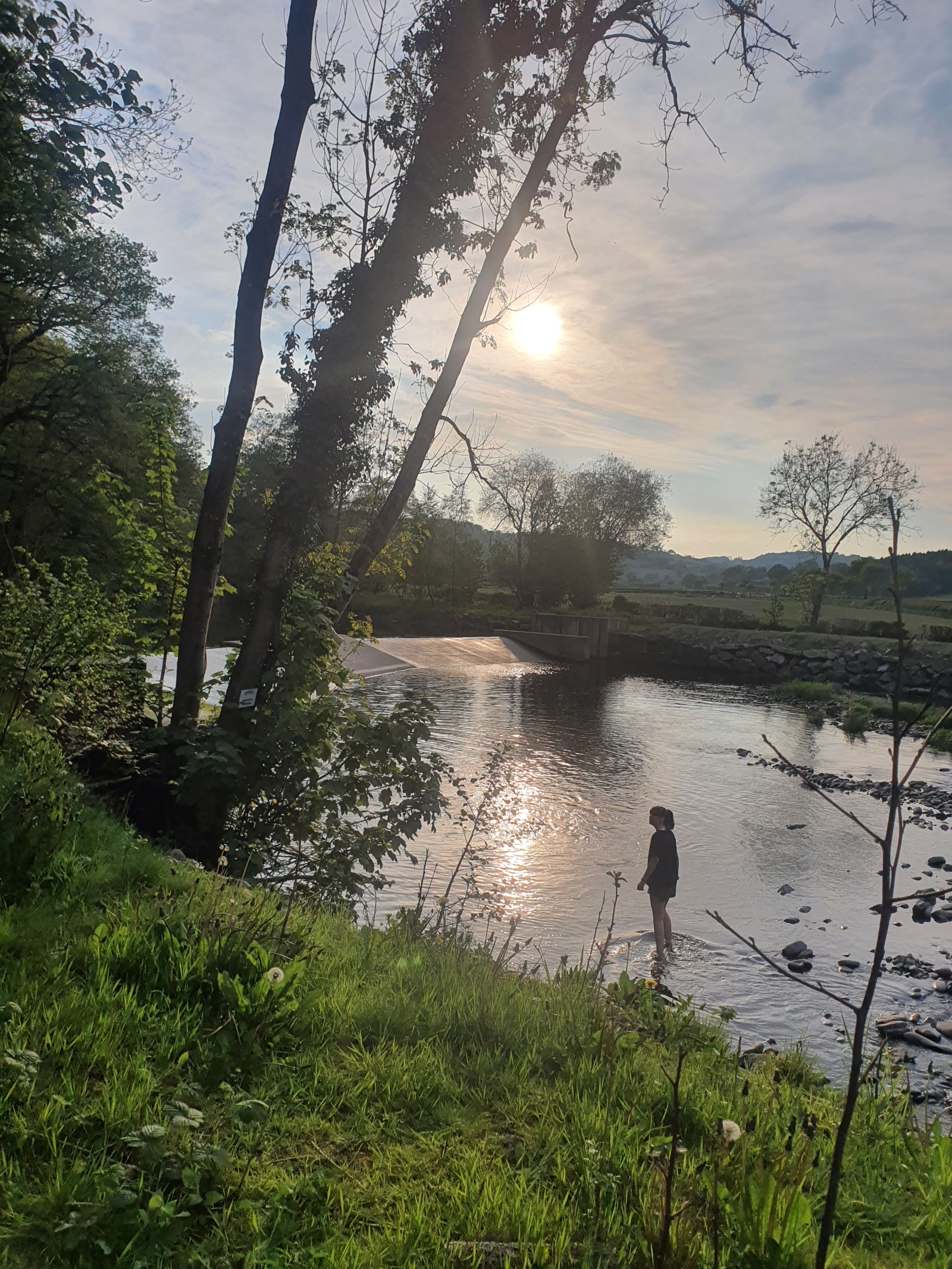 O rio e a comporta a uma curta caminhada pela nossa estrada