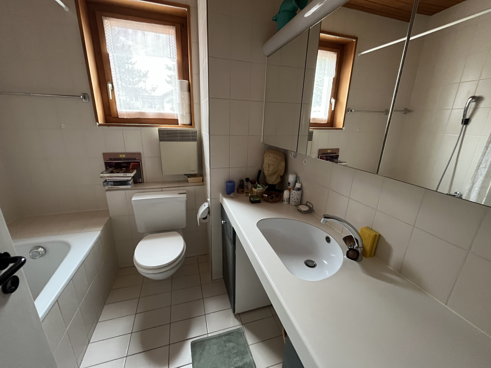 Nella camera da letto principale c'è un bagno privato e servizi igienici.