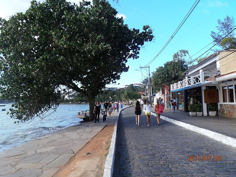 Ruas de paralelepípedos com vista para a praia e muitos restaurantes incríveis. Ótimo lugar para obs ...