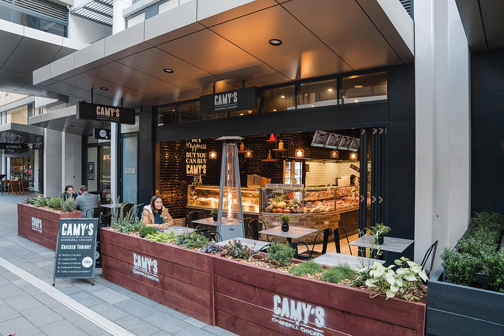 Camy's ist ein Restaurant zum Essen vor Ort oder zum Mitnehmen, das Hühnchen und Salate verkauft (2 Minuten zu Fuß von meiner Wohnung entfernt).