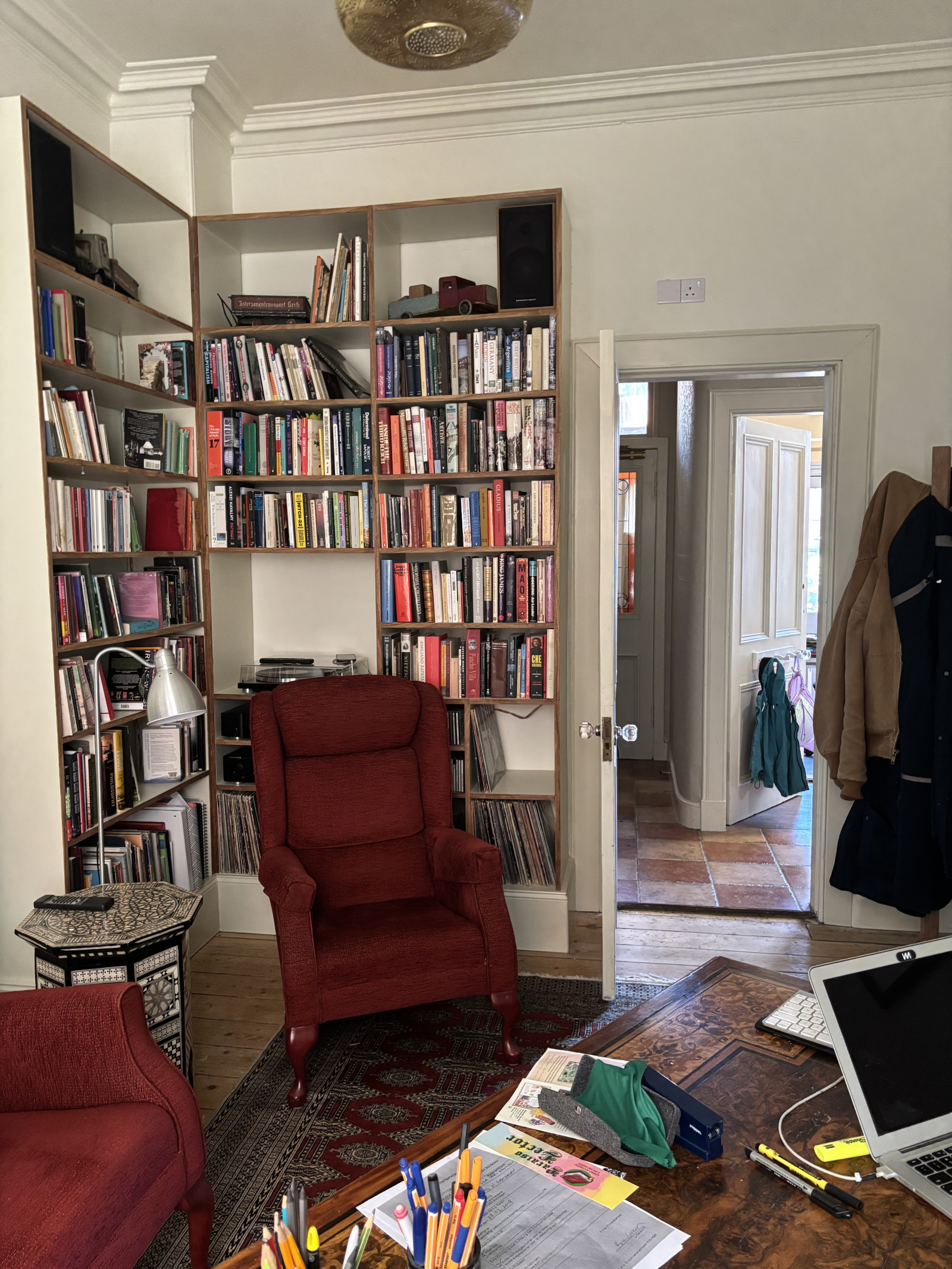 Escritório aconchegante em casa com fogão a lenha e sistema de som