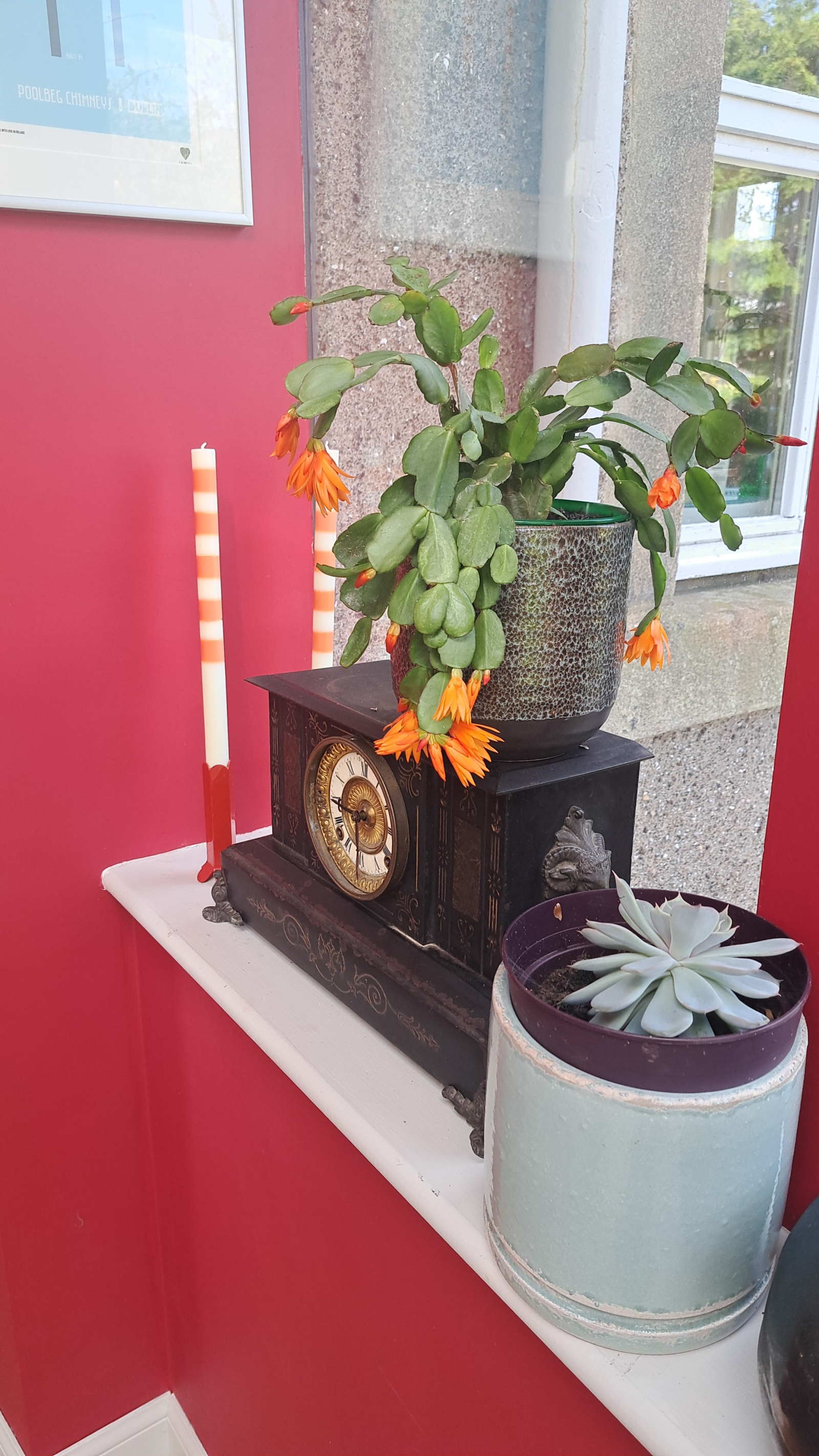 De klok die mijn grootvader won voor het winnen van een mijlrace. Hij staat in de lobby en werkt nog ...