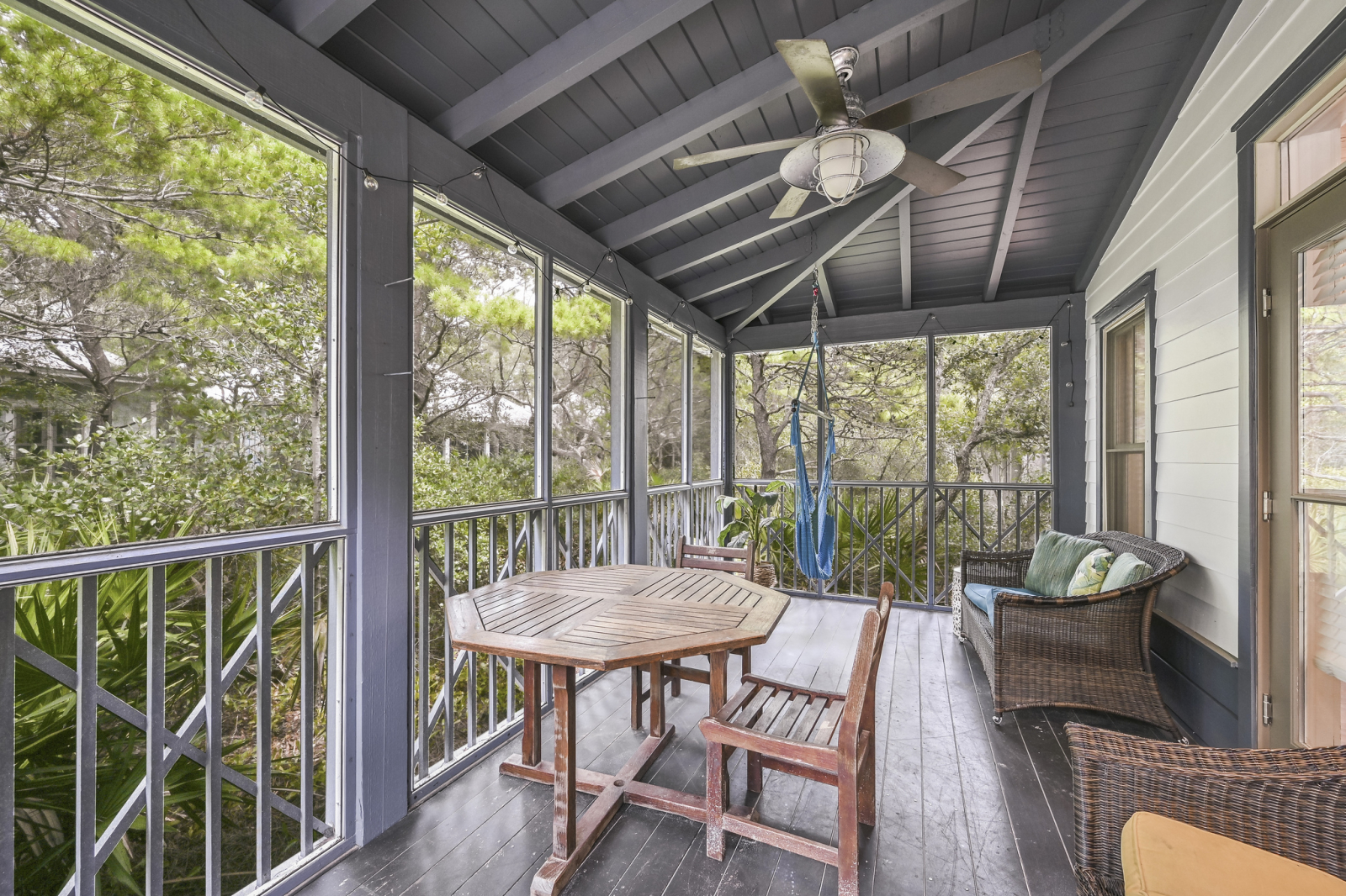 Abgeschirmt in der Veranda vor dem Wohnzimmer. Es gibt auch eine private, abgeschirmte Veranda neben ...