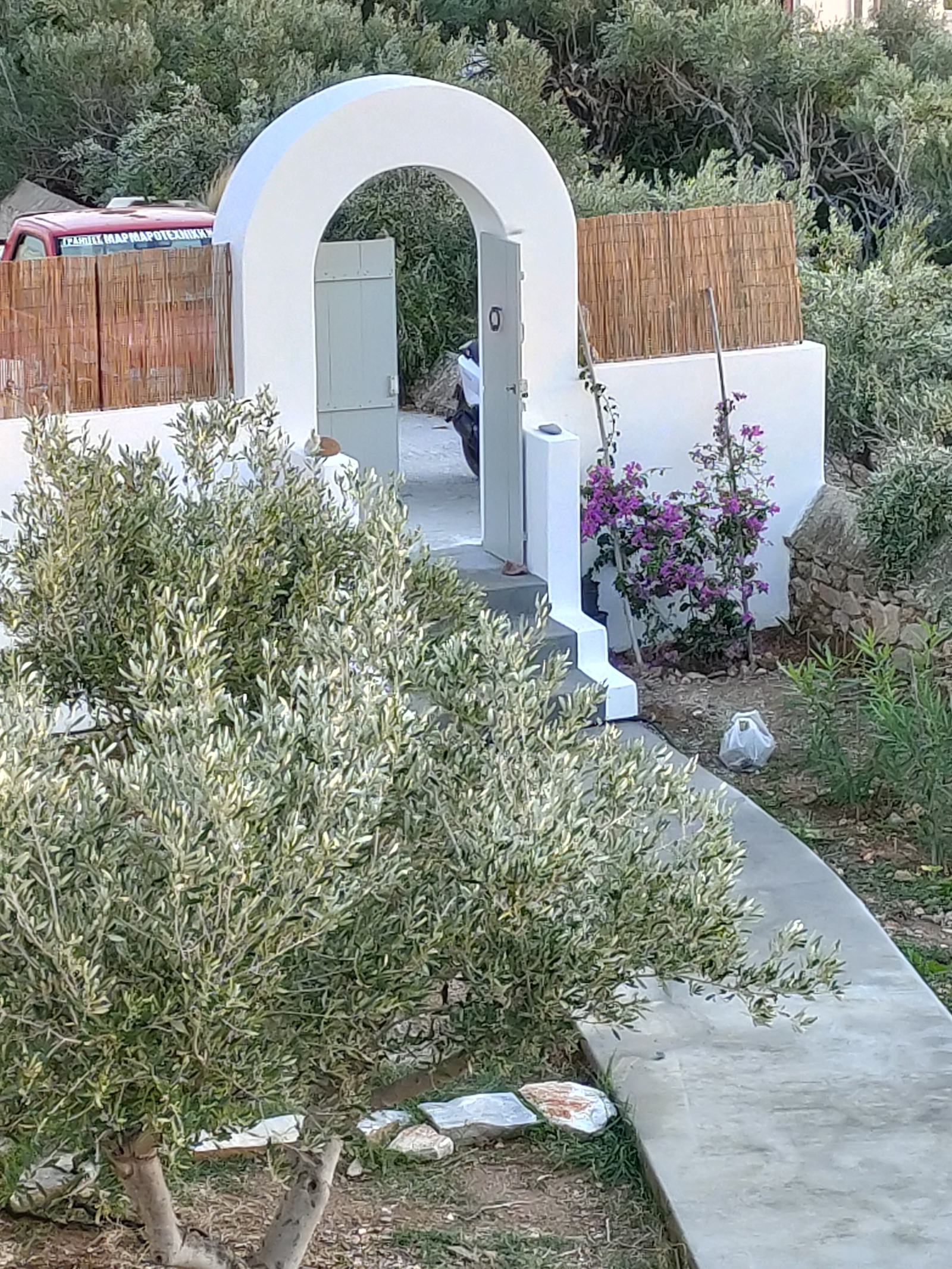 Entrada e estacionamento