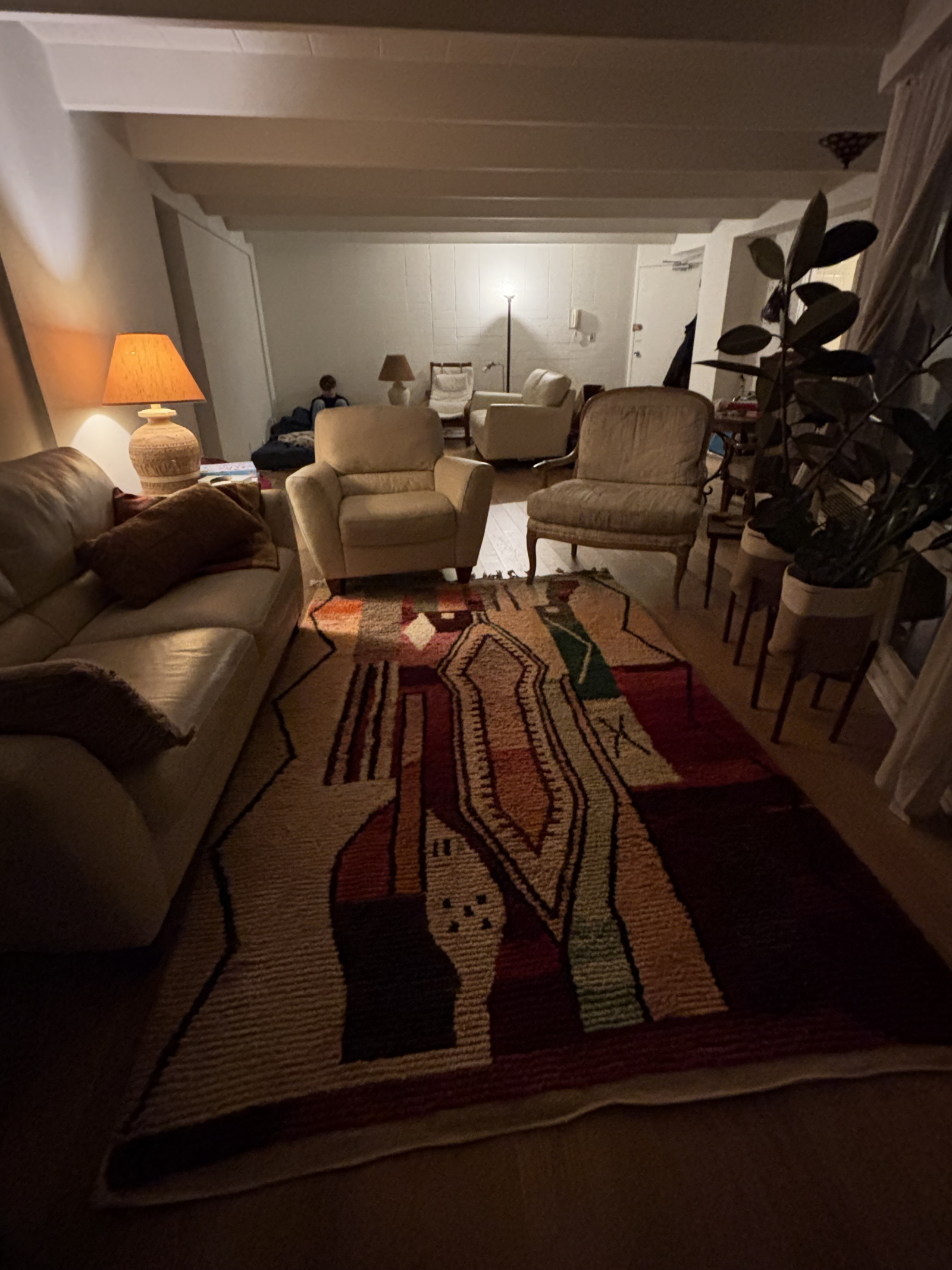 Le salon a un second espace de vie avec un lit double.