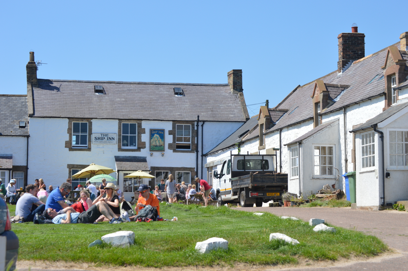El Ship Inn Low Newton-by-the-sea, relájate junto a la playa.