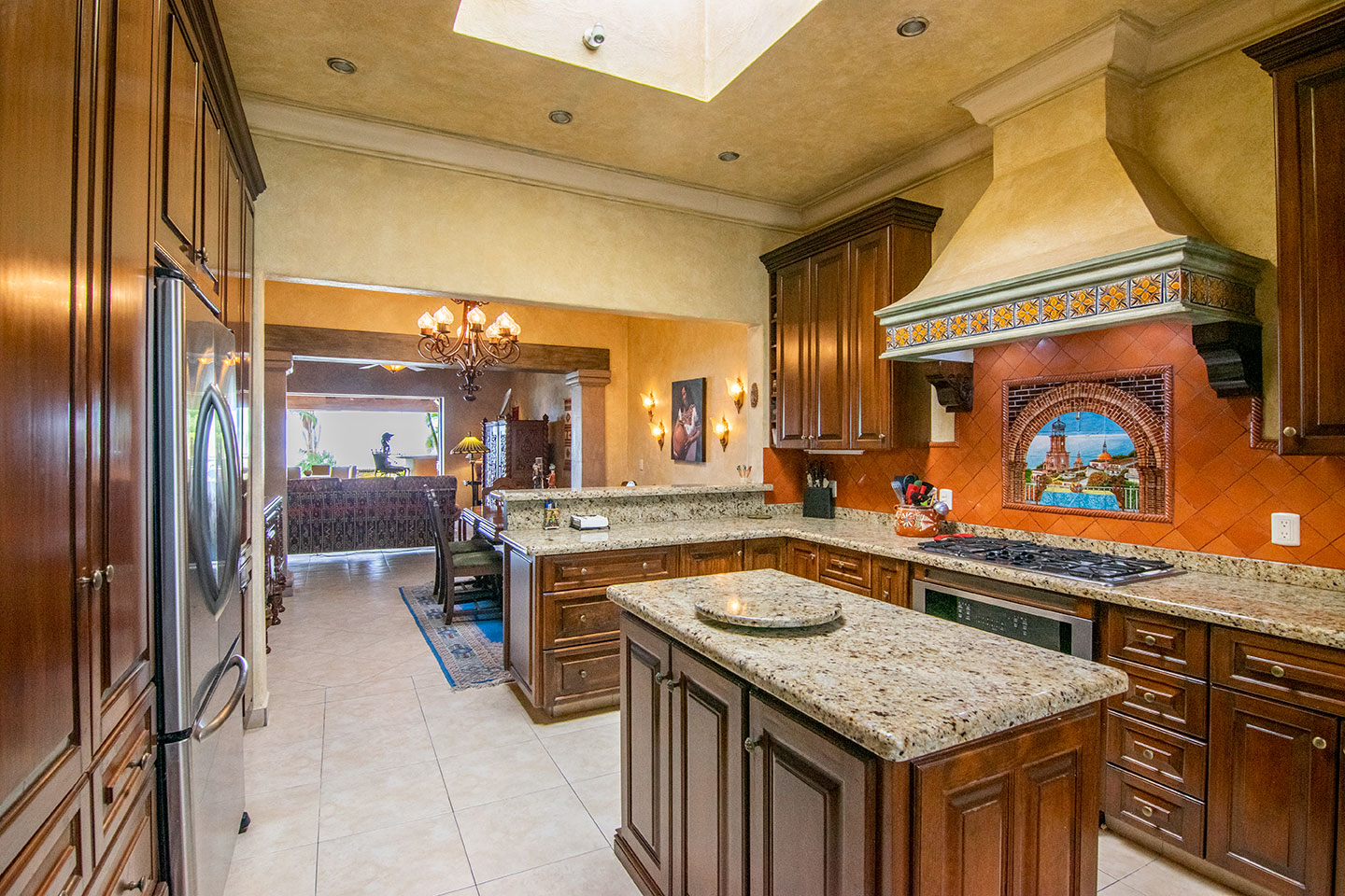 Fogão a gás, dois fornos (um a gás, um elétrico), máquina de lavar louça, pia dupla, geladeira / fre ...