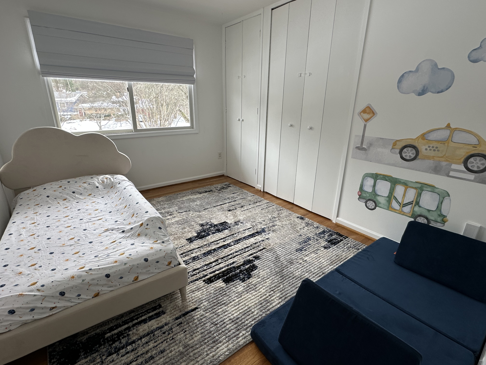 Chambre d’enfant avec lit simple