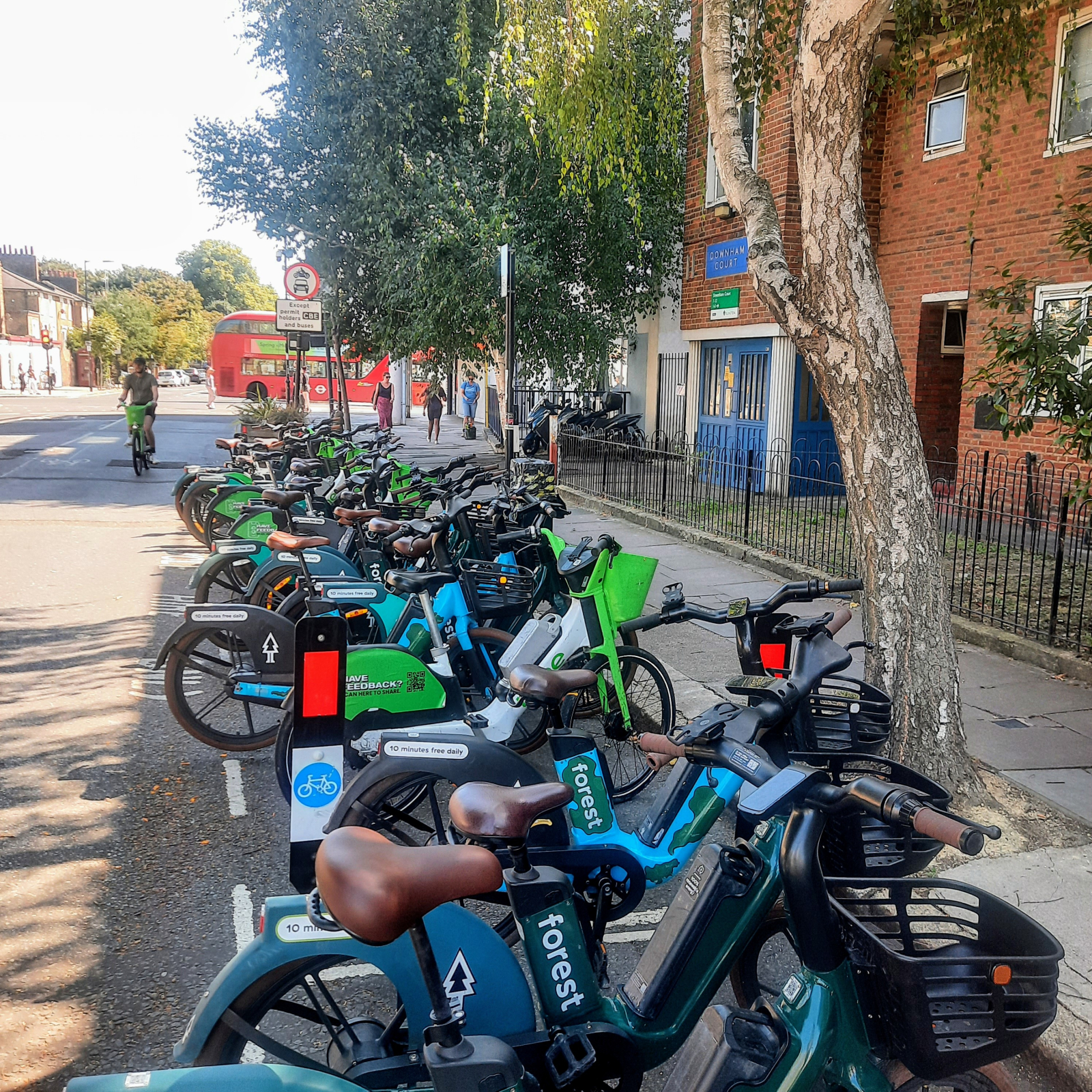 Estação de bicicletas de aluguer público mesmo ao lado do edifício.  Esta rua está bloqueada apenas ...