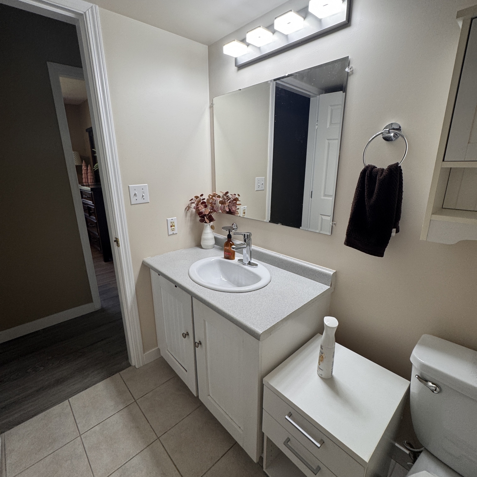 Suite moderne, confortable et lumineuse avec deux chambres.   Quartier privé et calme.
