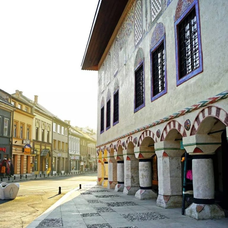 De moskee werd gebouwd in de 16e eeuw, met als doel Travnik te voorzien van een centrale moskee voor ...