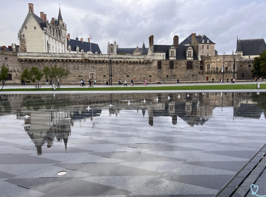 Nantes: O castelo dos duques da Bretanha e o espelho d'água (foto de Loire Lovers)