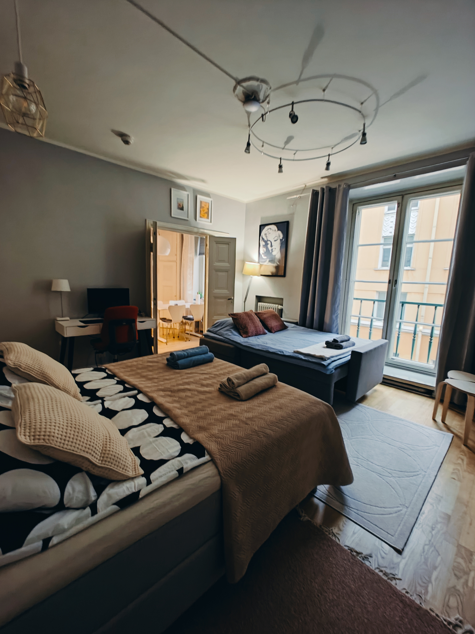 Soggiorno/camera da letto con letto matrimoniale queen size (160 cm) e divano letto trasformabile (1 ...