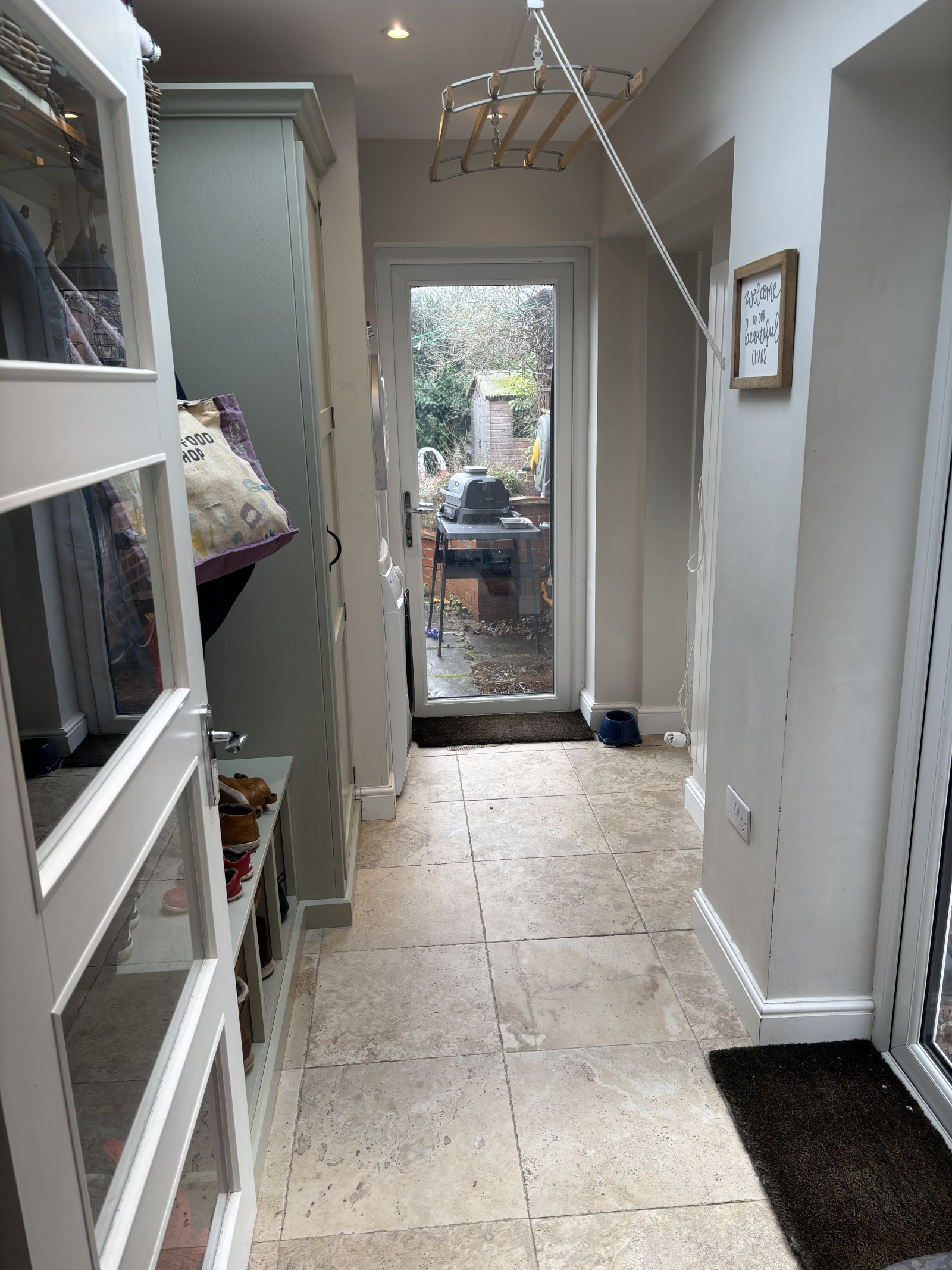 Unser Hauswirtschafts- und Kofferraum befindet sich an der Hintertür des Hauses und führt zum Kingsi ...