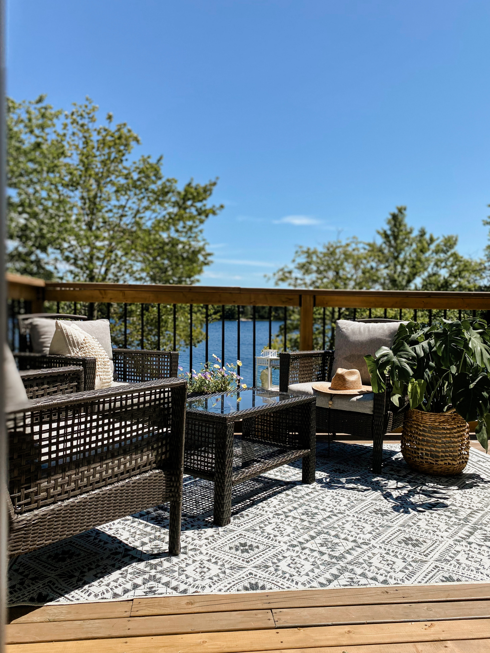Terrasse im Erdgeschoss, abseits der Höhle.