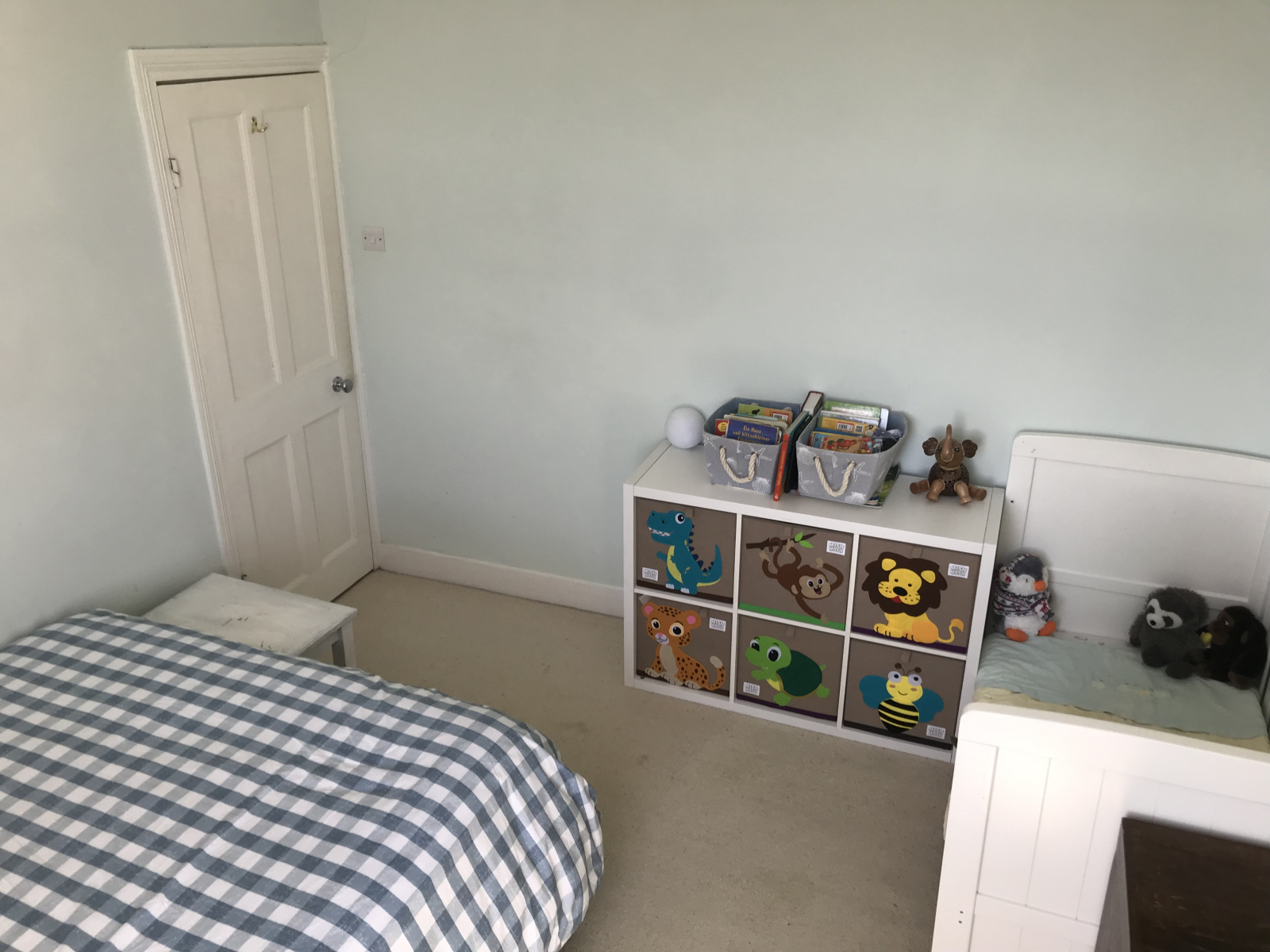 Quarto 3 - Quarto duplo com cama de casal e x1 berço/cama de criança.