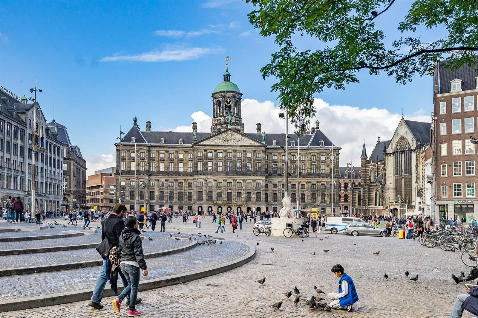 Amsterdam. Palazzo sulla diga.  A 49 minuti di treno da Gouda.