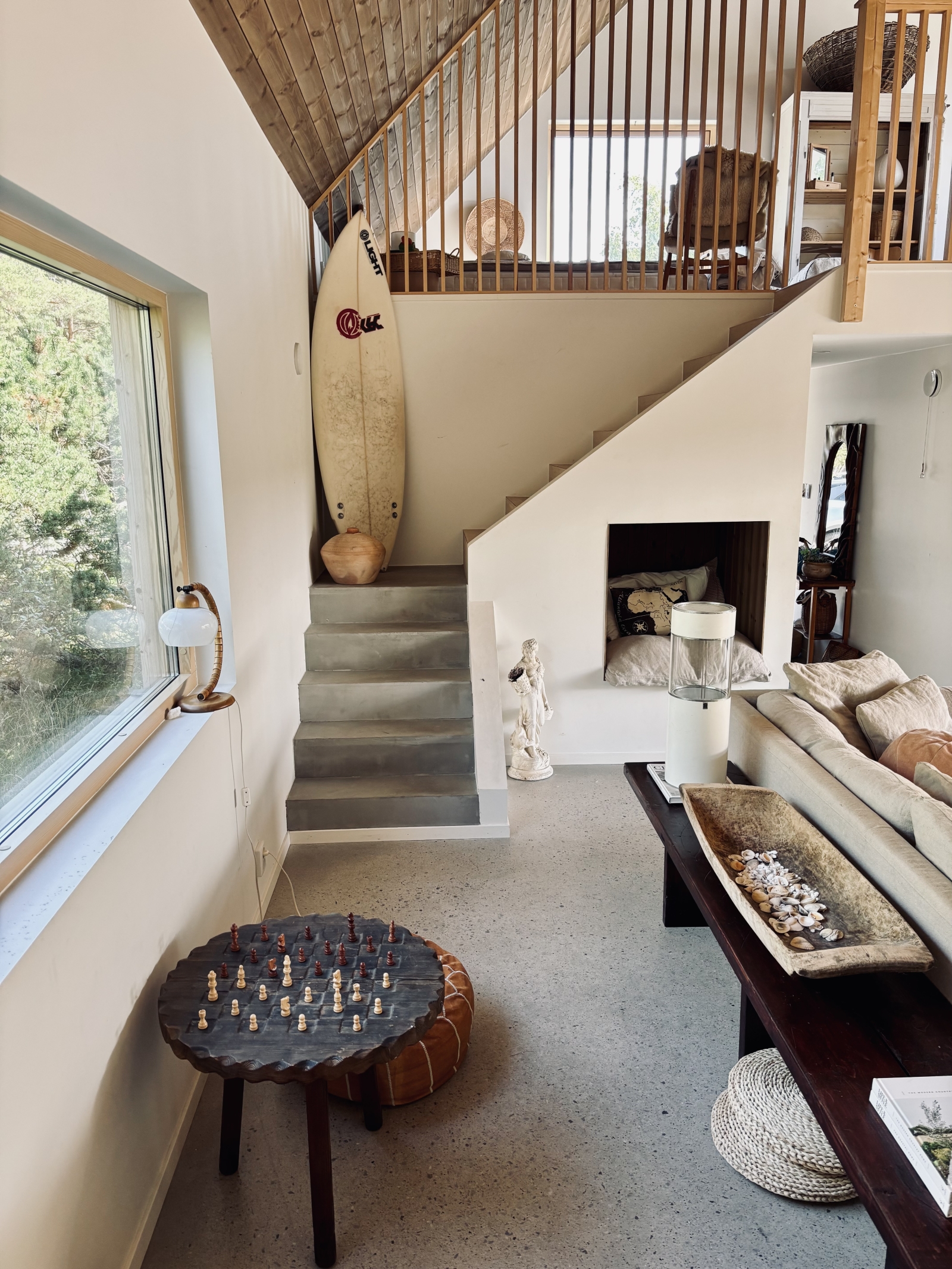 Social beach house by the most beautiful beach in Sweden. Close to nature, several white beaches, tranquility of Österlen and close to buzzing Copenhagen.