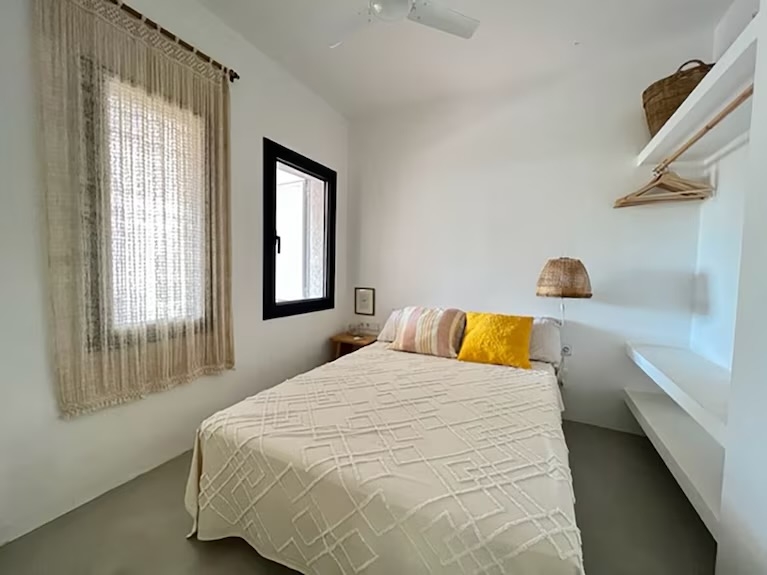 Design 3-bedroom chalet 10-min walk to the beach with studio-office by the pool