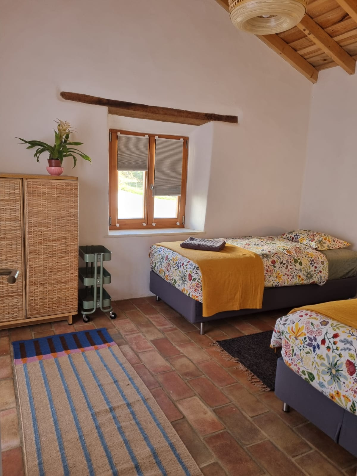 Dans une autre chambre, il y a deux lits simples. Avec un coussin, ils peuvent facilement être transformés en un lit double confortable et large.