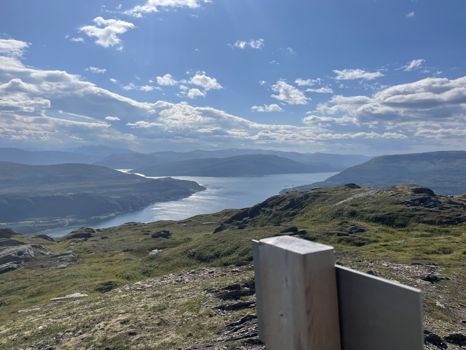 Vista de Gråsteintinden, Utskarpen. O ponto de partida para a caminhada fica a 35 minutos de carro d ...
