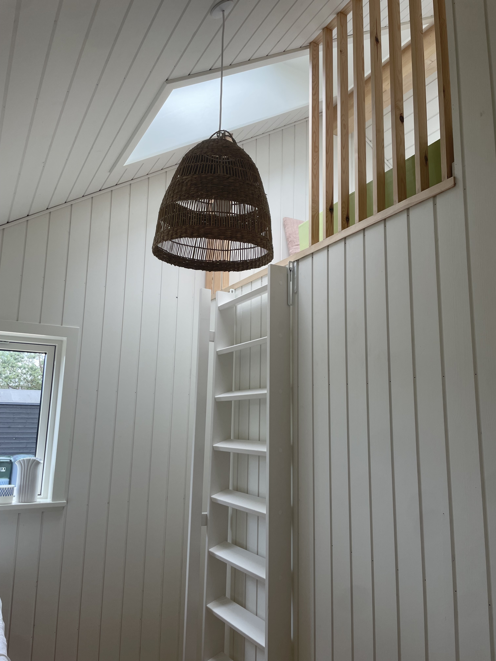 Dormitorio 02 con una cama individual y 2 lugares adicionales para dormir en el desván.