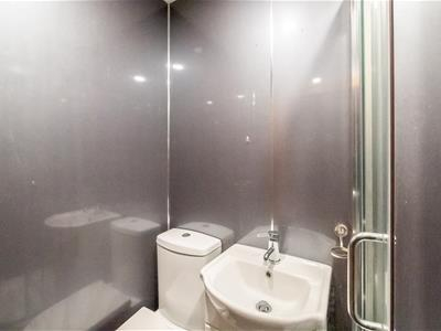 Casa de banho privativa para o quarto número 4. Este fica no nível do porão / jardim e tem um chuvei ...