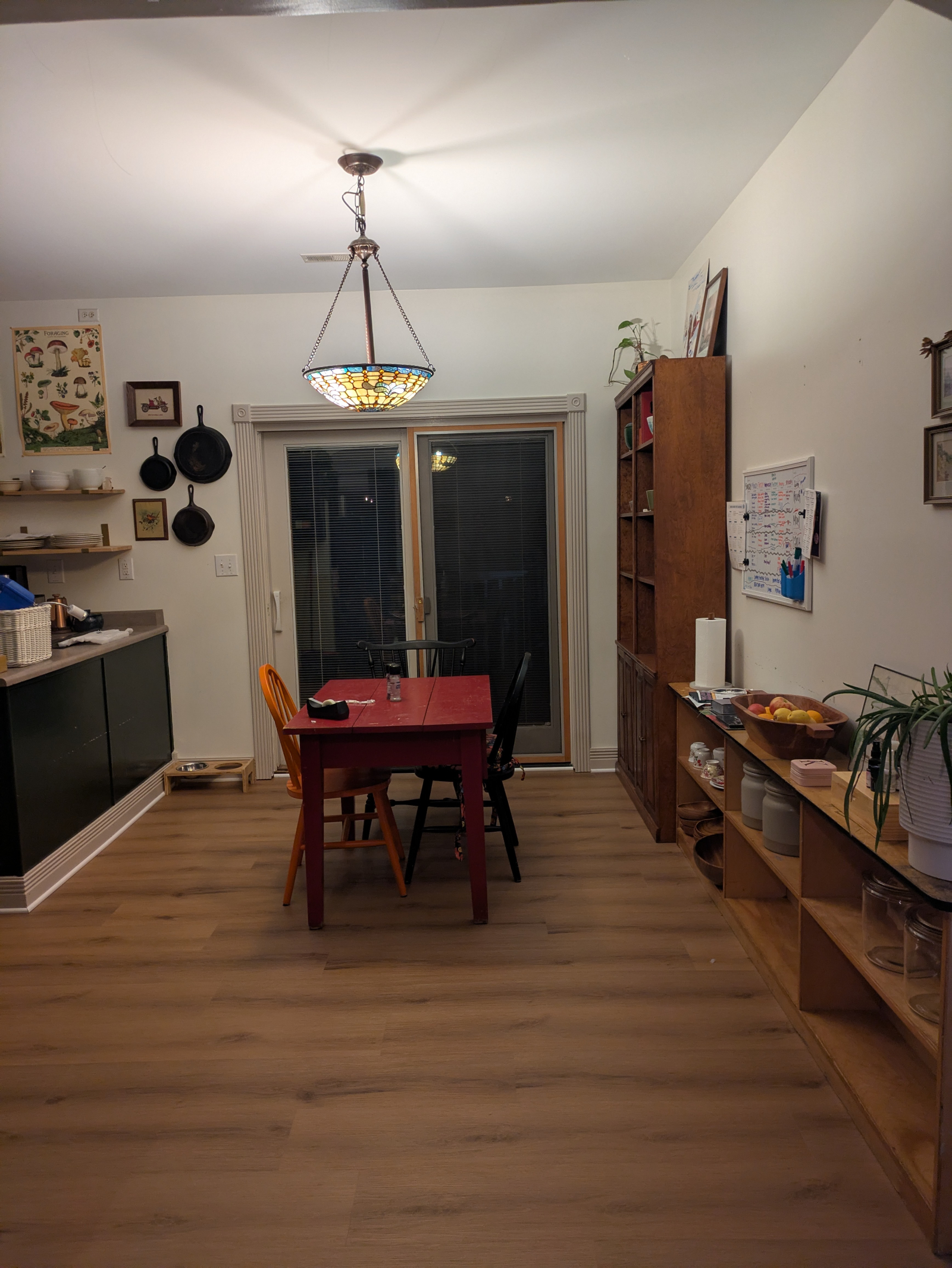 Salle à manger à côté de la cuisine et salon formel