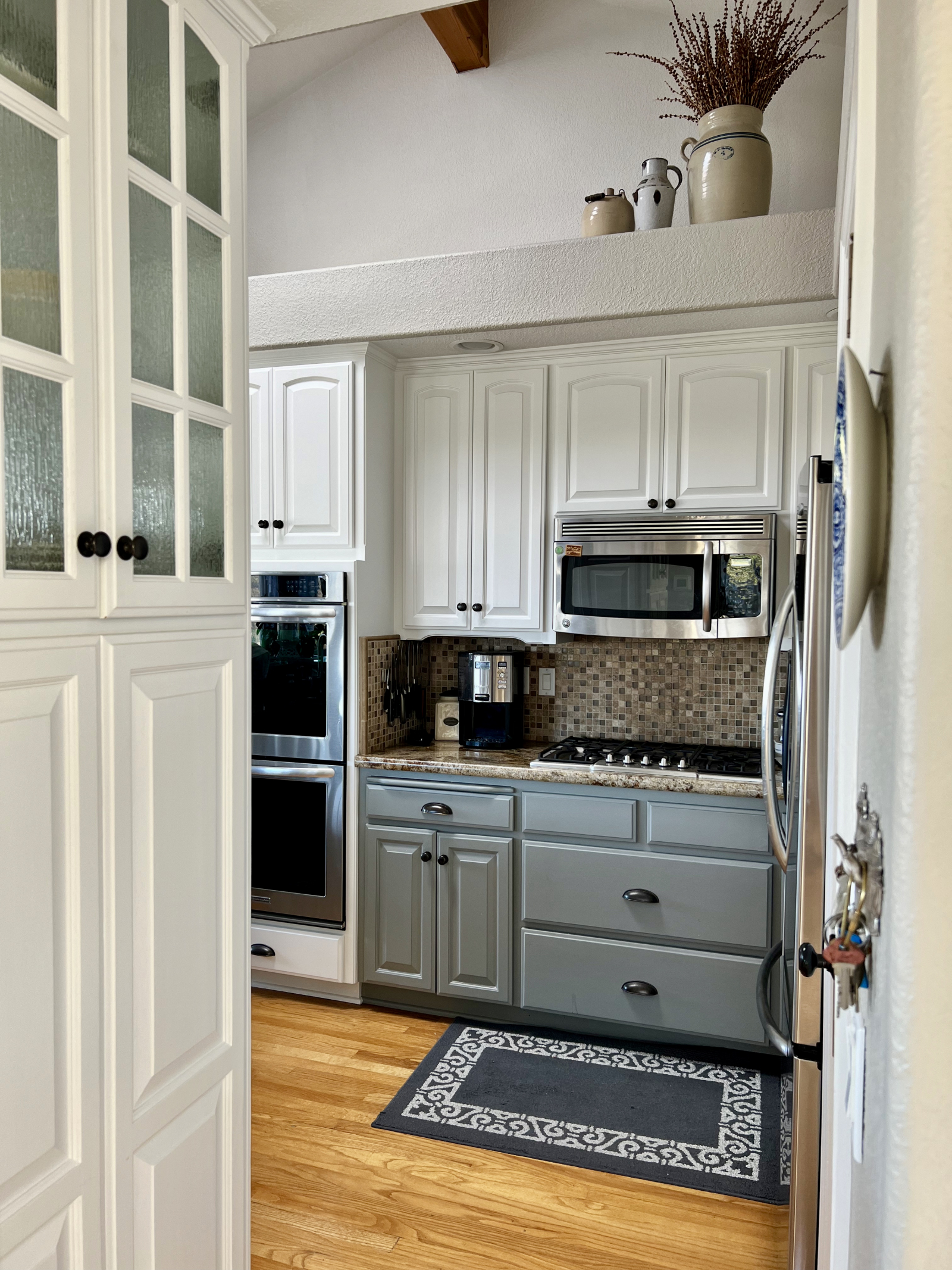 Entrance to our kitchen ...double oven, Microwave, coffeemaker. We also have a nespresso coffee mach ...