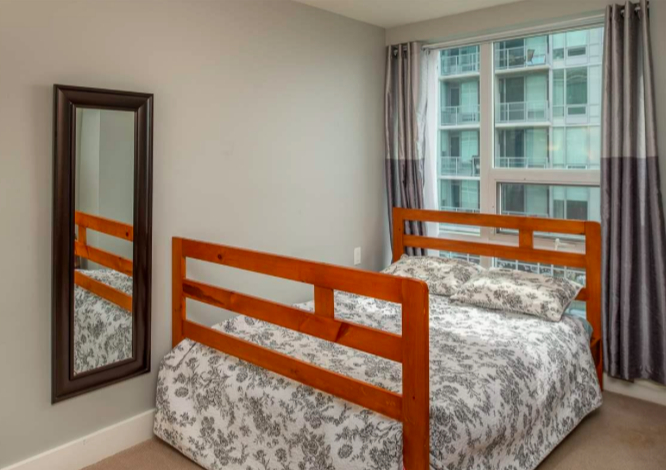 Deuxième petite chambre, avec lit double.