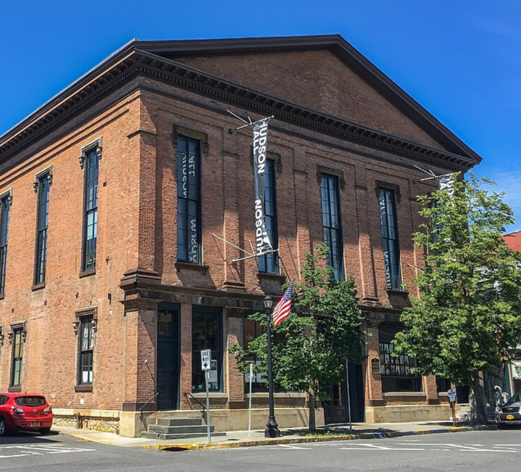 Hudson Hall historique pour expositions et spectacles, à 13 minutes