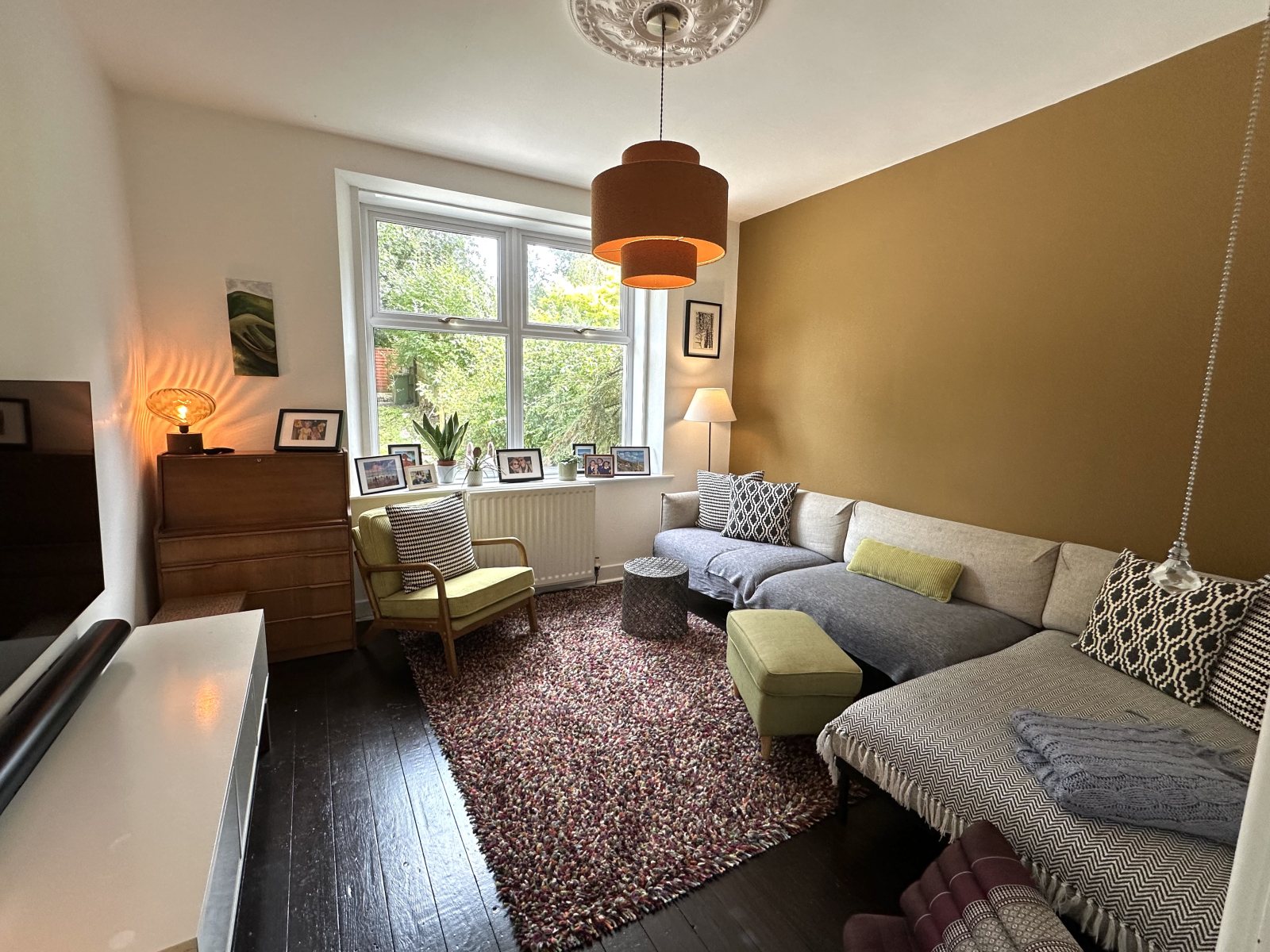 Sala de estar acomoda confortavelmente 6-8 pessoas.