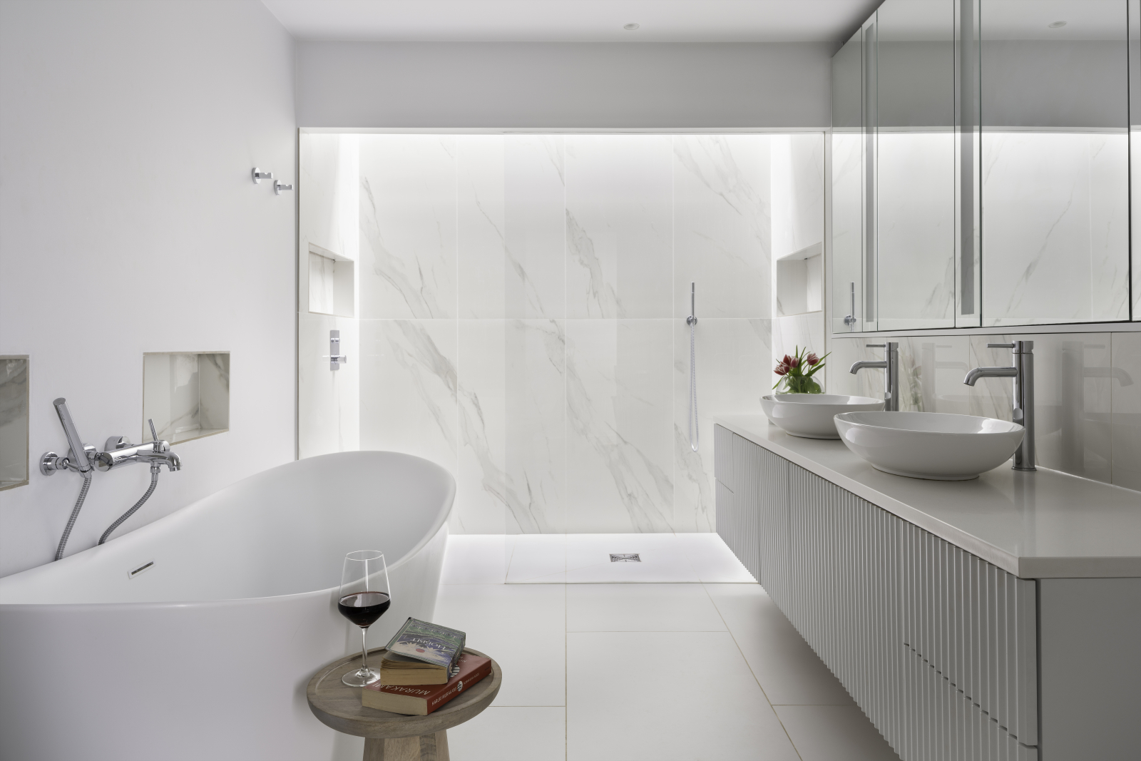 Master Bathroom - een van de 5 ensuites in het huis - is voorzien van een enorme regendouche