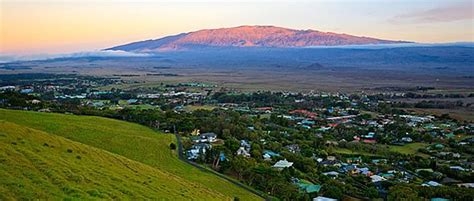 Waimea-stad. Gelegen op de zuidelijke hellingen van het Kohala-gebergte, met majestueuze Mauna Kea, Mauna Loa en Hualālai die in het zuiden oprijzen en levendige groene nā puʻu (heuvels) die de stad in het noorden omringen, is Waimea werkelijk een idyllische plek om thuis te noemen. Reis ergens op de eilanden en vertel mensen dat je in Waimea woont, en je hoort vaak: "Ahhh... Waimea. Ik zou daar ooit graag met pensioen gaan!" 
    Een van Waimea's schatten is Kahilu Theatre, een Broadway-kwaliteit podiumkunstencentrum opgericht in 1980 door Richard Smart, erfgenaam van Parker Ranch en een begaafd Broadway-acteur. Het theater presenteert het hele jaar door een uitstekende verscheidenheid aan concerten, toneelstukken, dans en culturele voorstellingen.
    Waimea is ook de thuisbasis van de Hawaiʻi Preparatory Academy en ligt op slechts enkele minuten van verschillende van 's werelds toonaangevende astronomische observatoria op Mauna Kea. Samen brengen ze een internationale sfeer in onze gastvrije ranchgemeenschap.