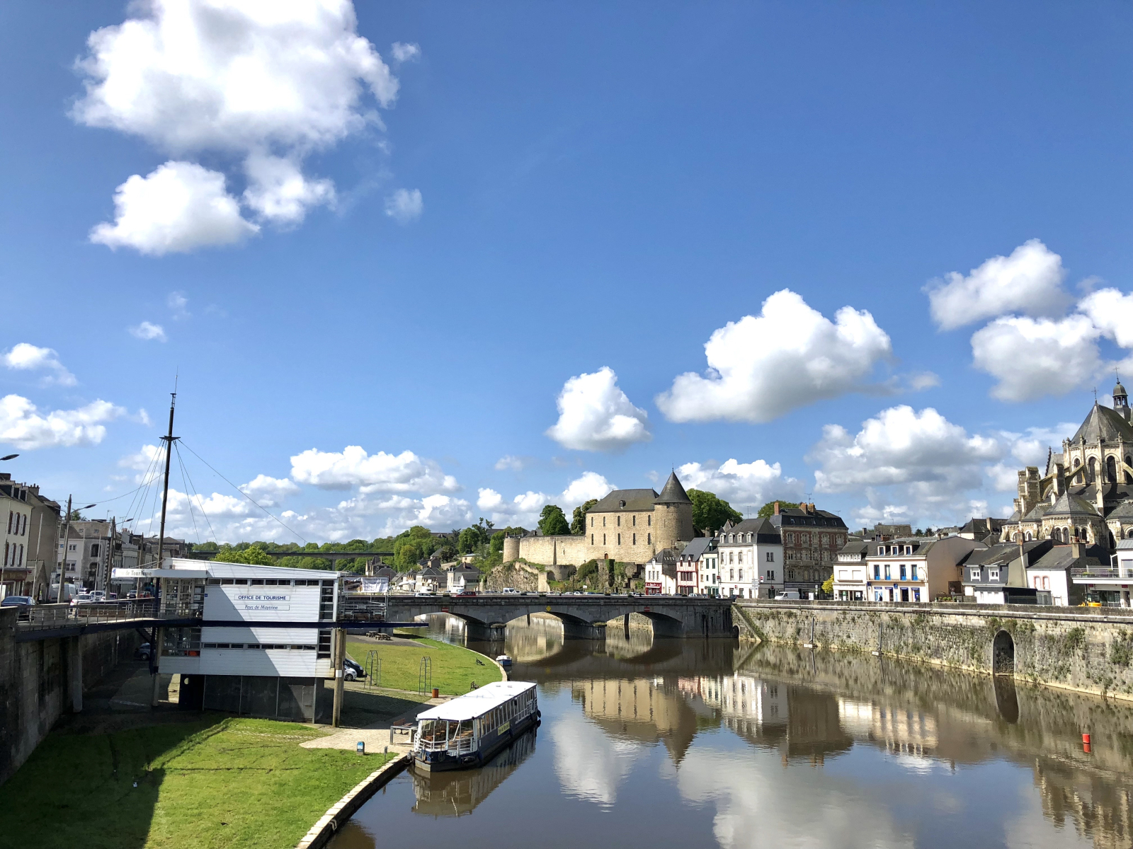 Chateau Mayenne e pontes sobre o rio Mayenne. O coração histórico da cidade.