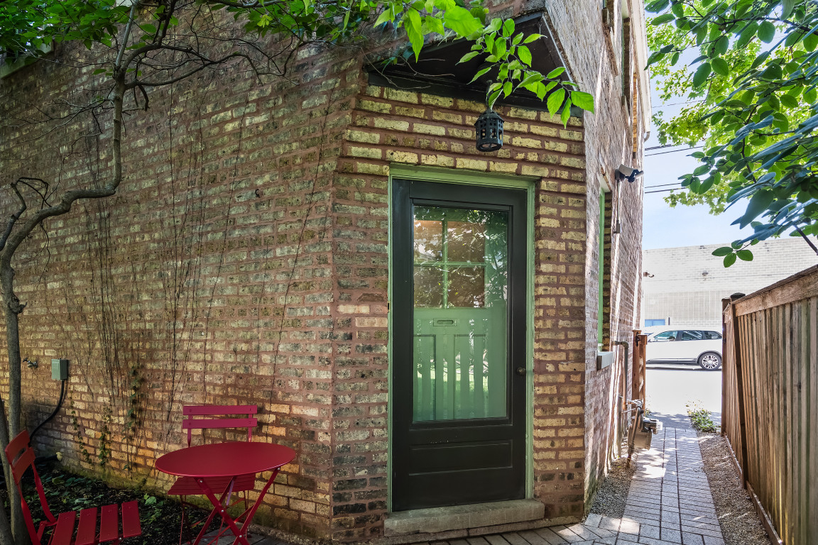 Charming coach house in college town minutes from Chicago