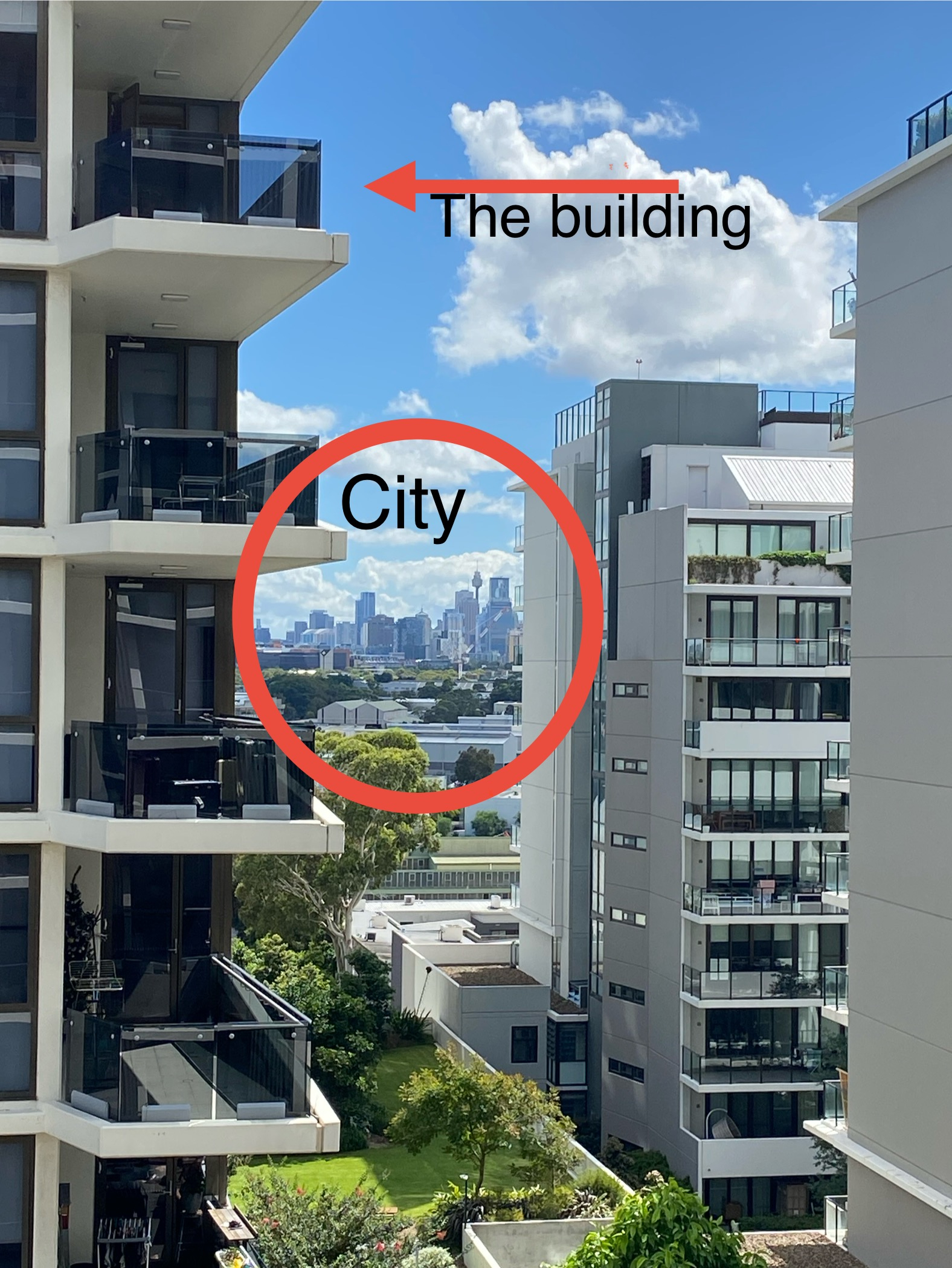 Dieses Foto zeigt, wie nah meine Wohnung an der Stadt Sydney liegt.  Mein Wohnhaus befindet sich auf der linken Seite, die Gebäude der Stadt befinden sich in der Mitte des Bildes.