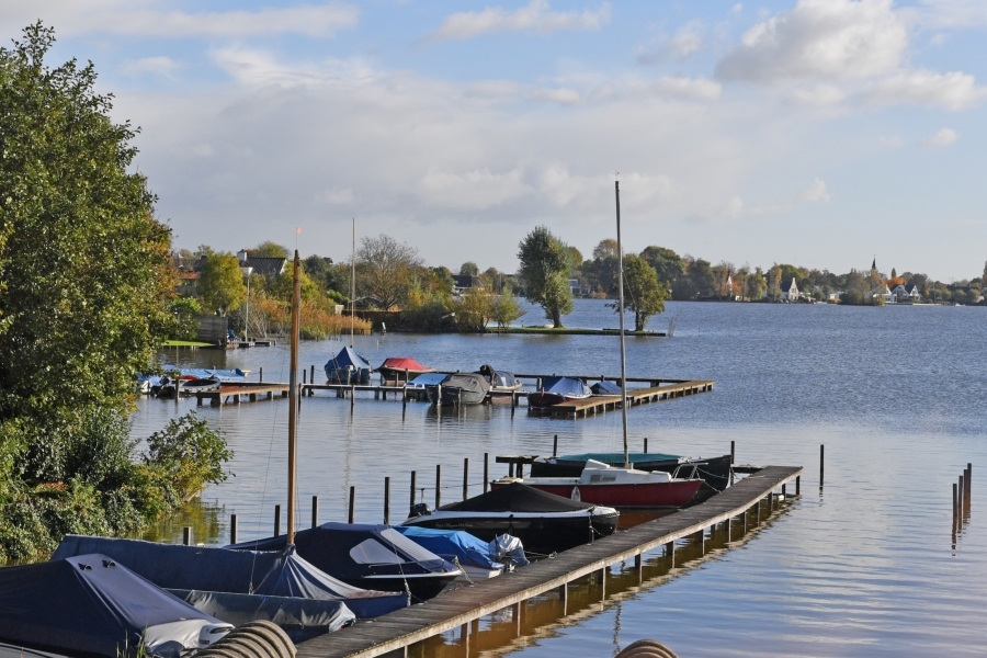 È possibile noleggiare una barca in varie località. Vedi i miei consigli.