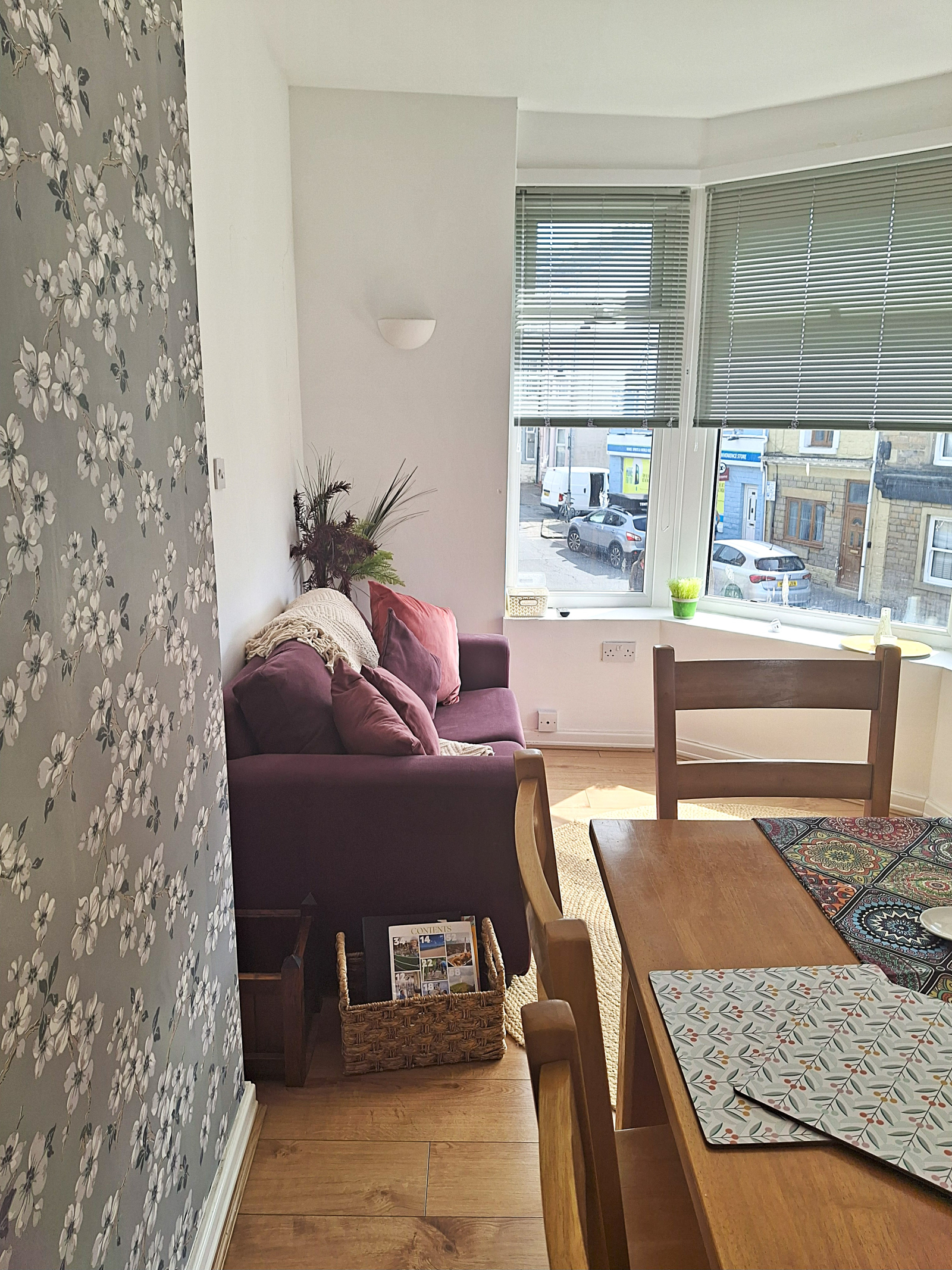 Jantar espaçoso com sofá e TV